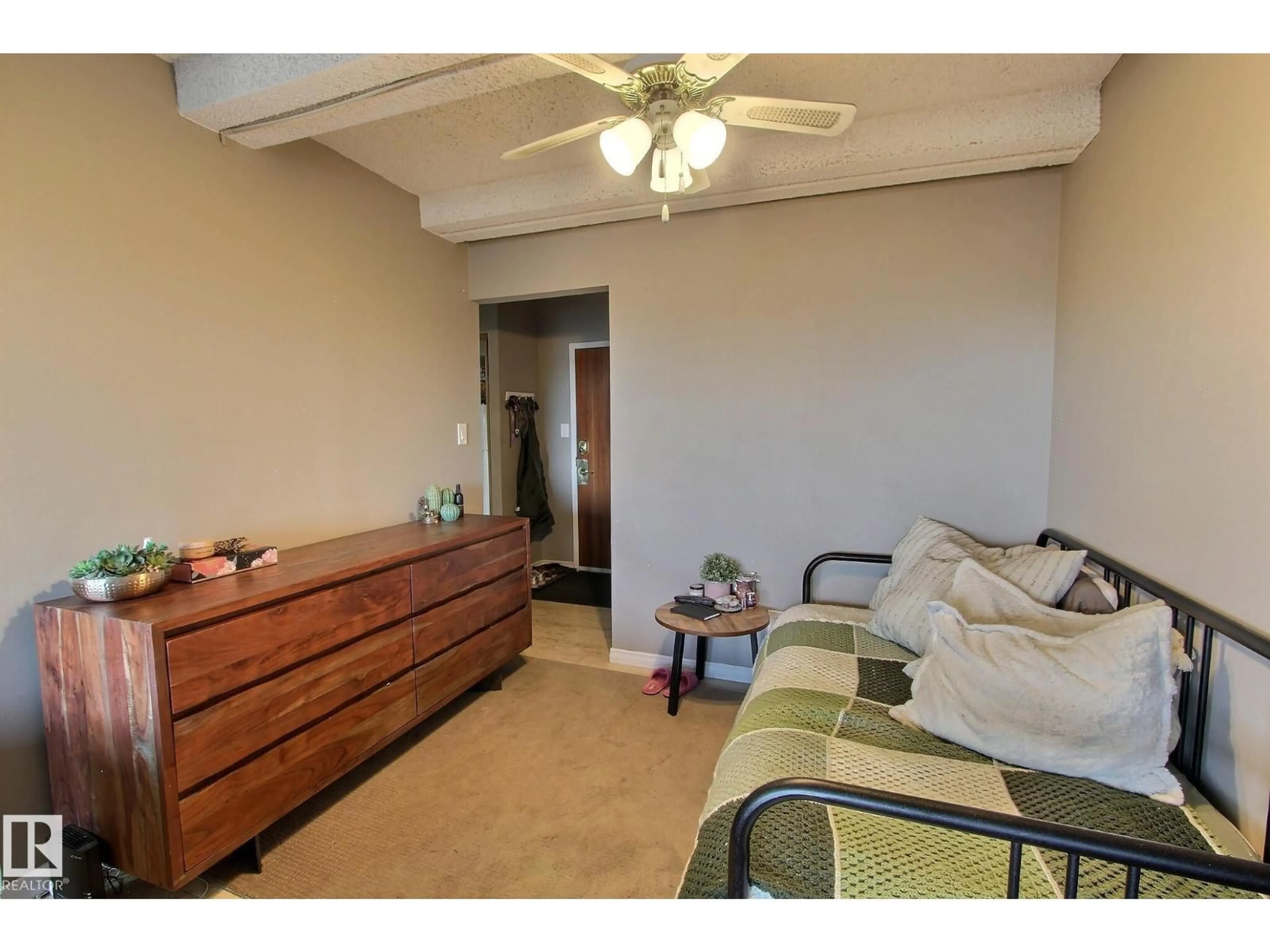 A pic of a room for 9918 - 508 101 ST, Edmonton Alberta T5K2L1