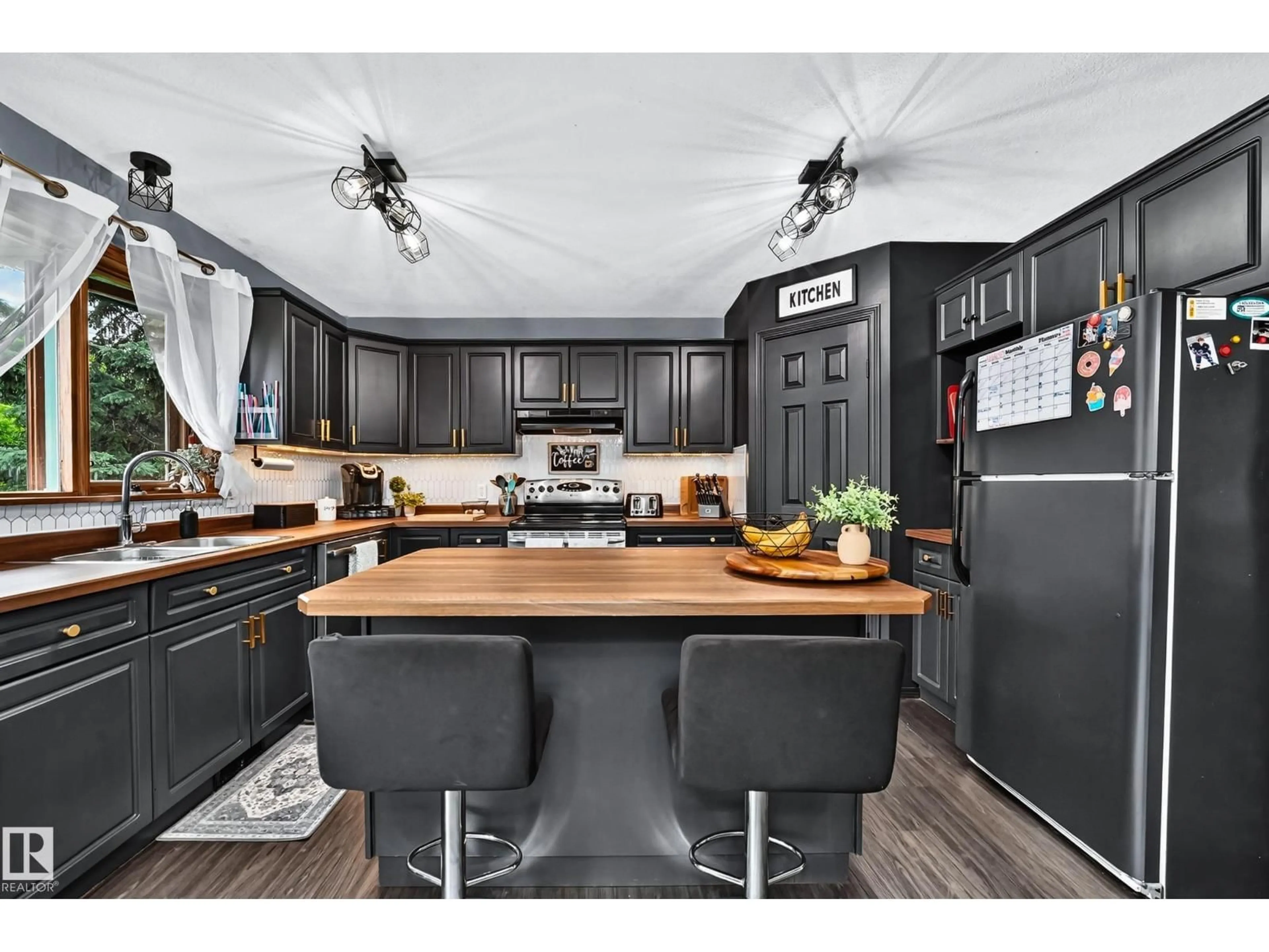 Open concept kitchen, wood/laminate floor for 4809 51 ST, Jarvie Alberta T0G1H0