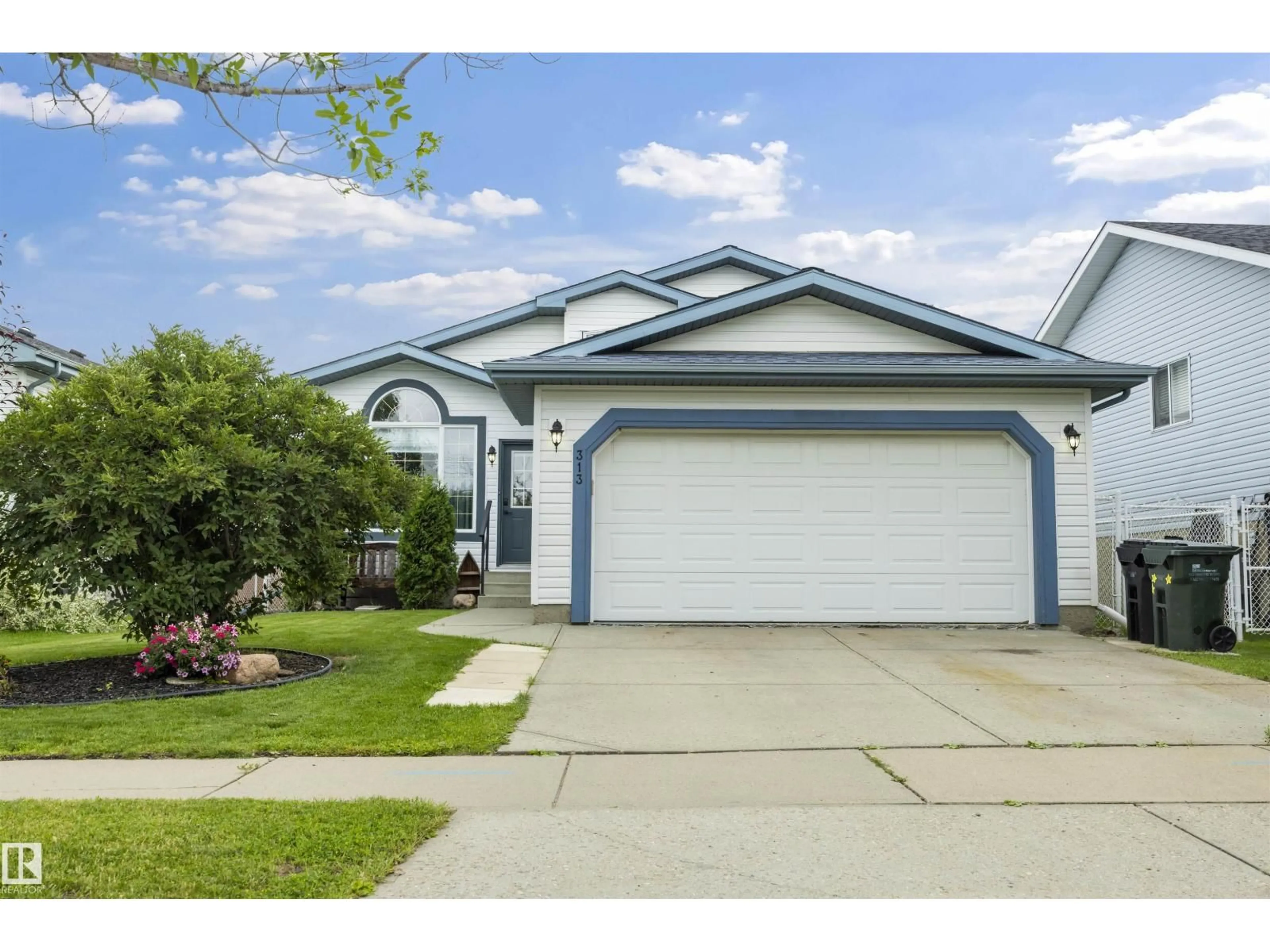 Home with vinyl exterior material, street for 313 DAVENPORT DR, Sherwood Park Alberta T8H1W8
