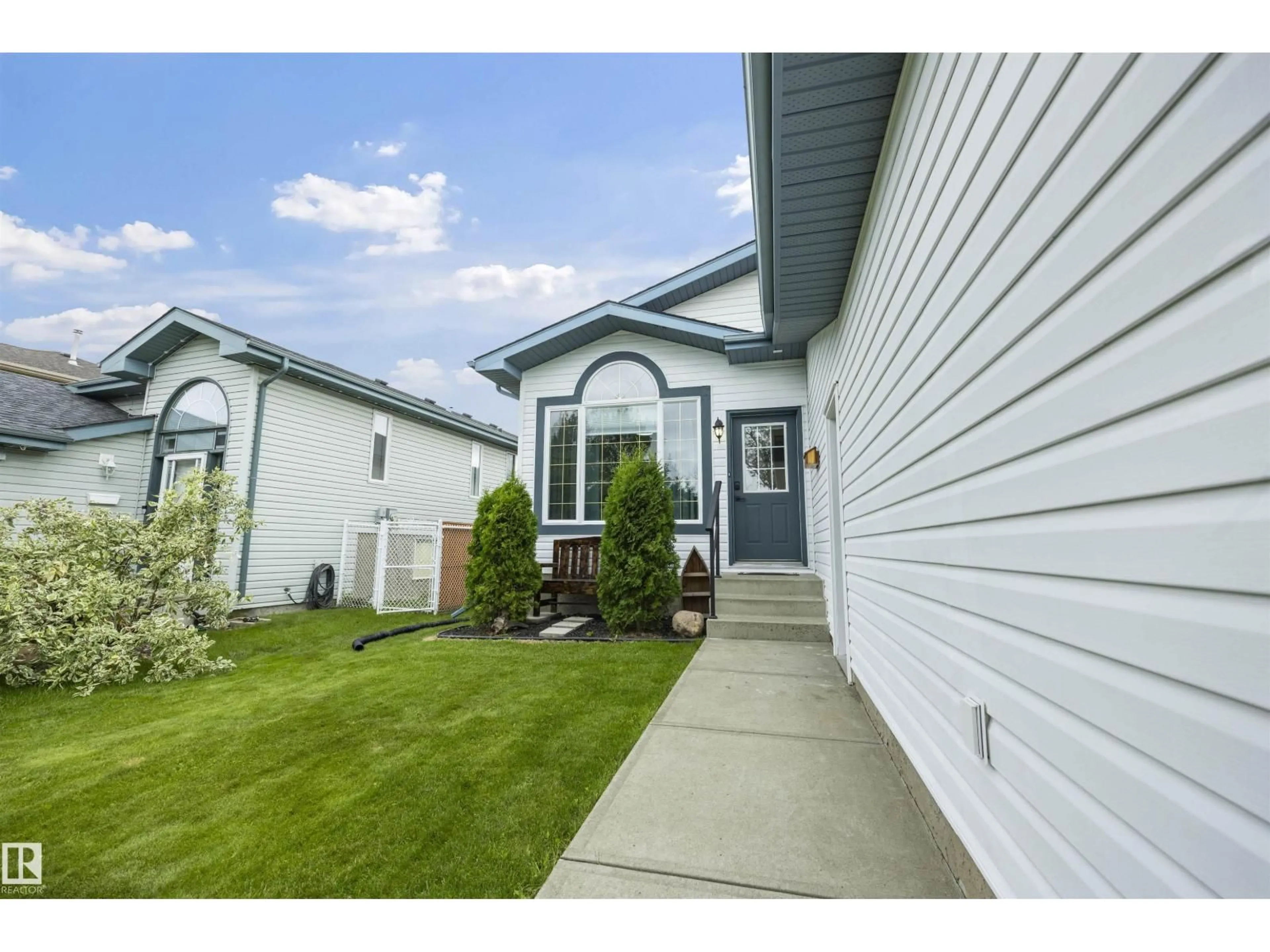 Home with vinyl exterior material, street for 313 DAVENPORT DR, Sherwood Park Alberta T8H1W8