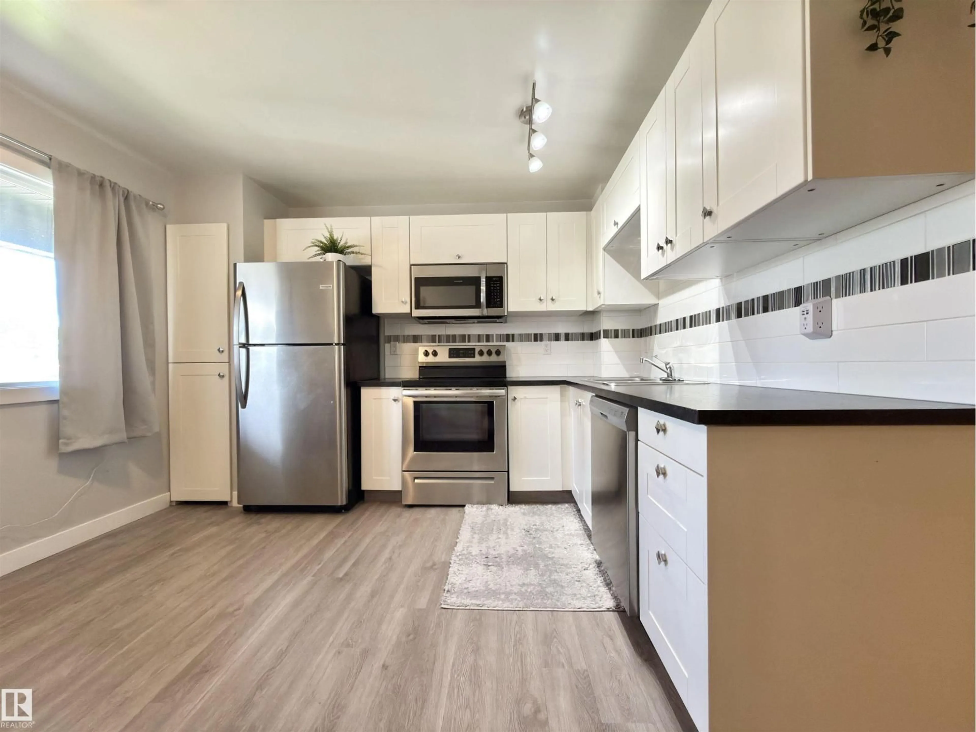 Standard kitchen, unknown for 13 - 18010 98 AV, Edmonton Alberta T5T3H6