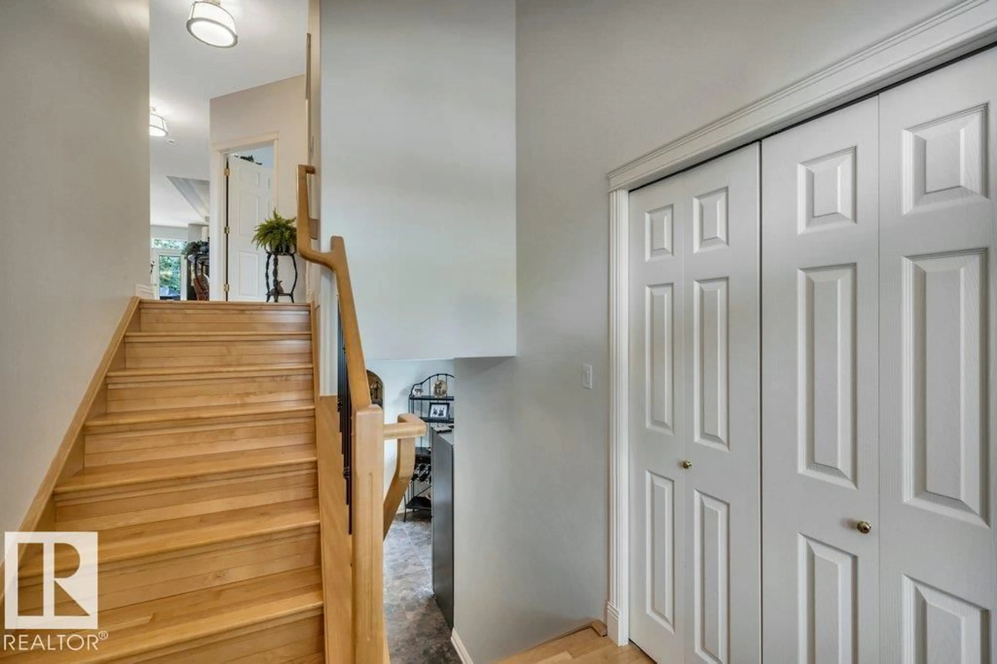 Indoor entryway for 50 - 19 OAKRIDGE DR, St. Albert Alberta T8N7A1