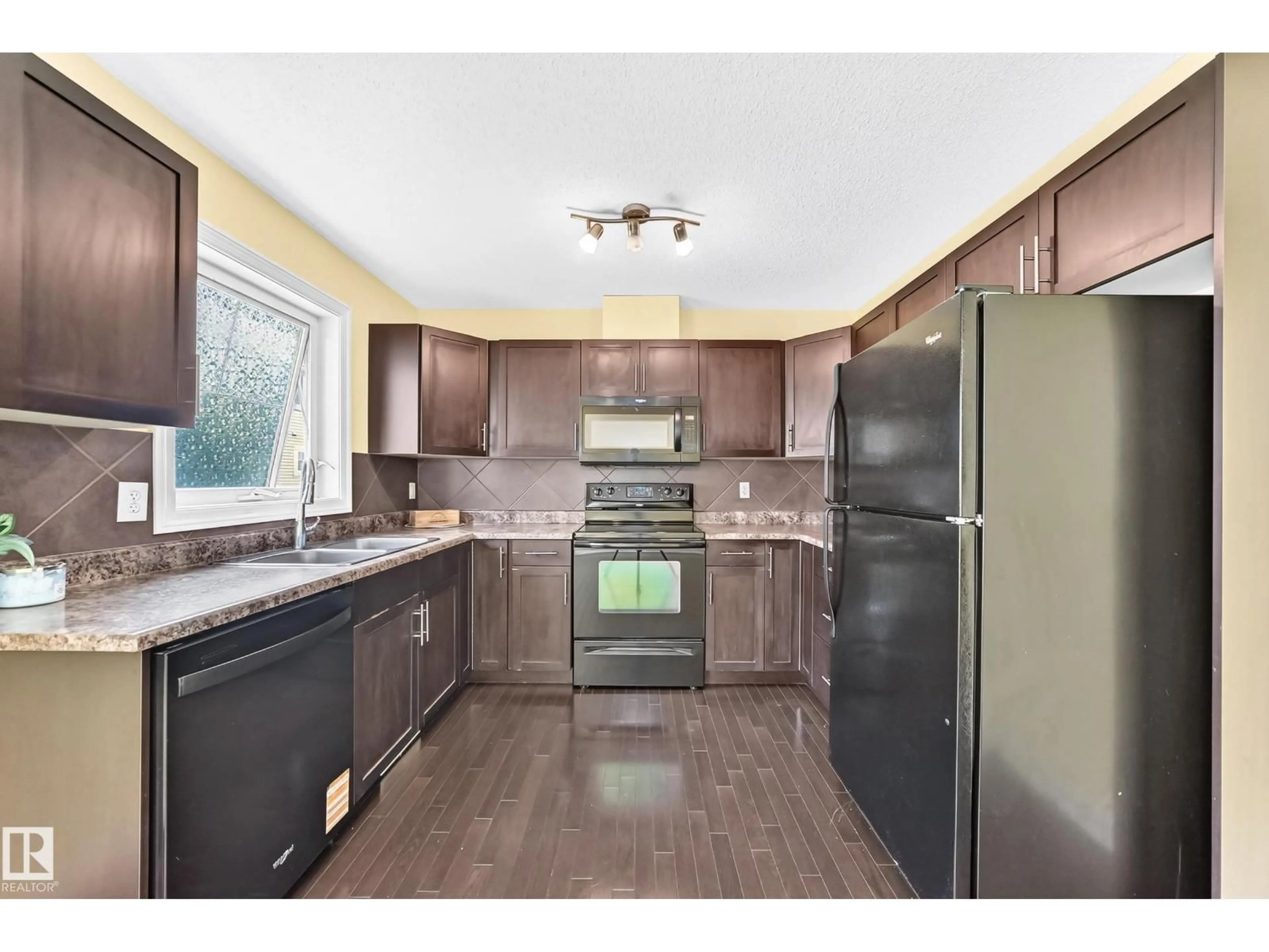 Open concept kitchen, unknown for 82 2336 ASPEN TR, Sherwood Park Alberta T5J2V6