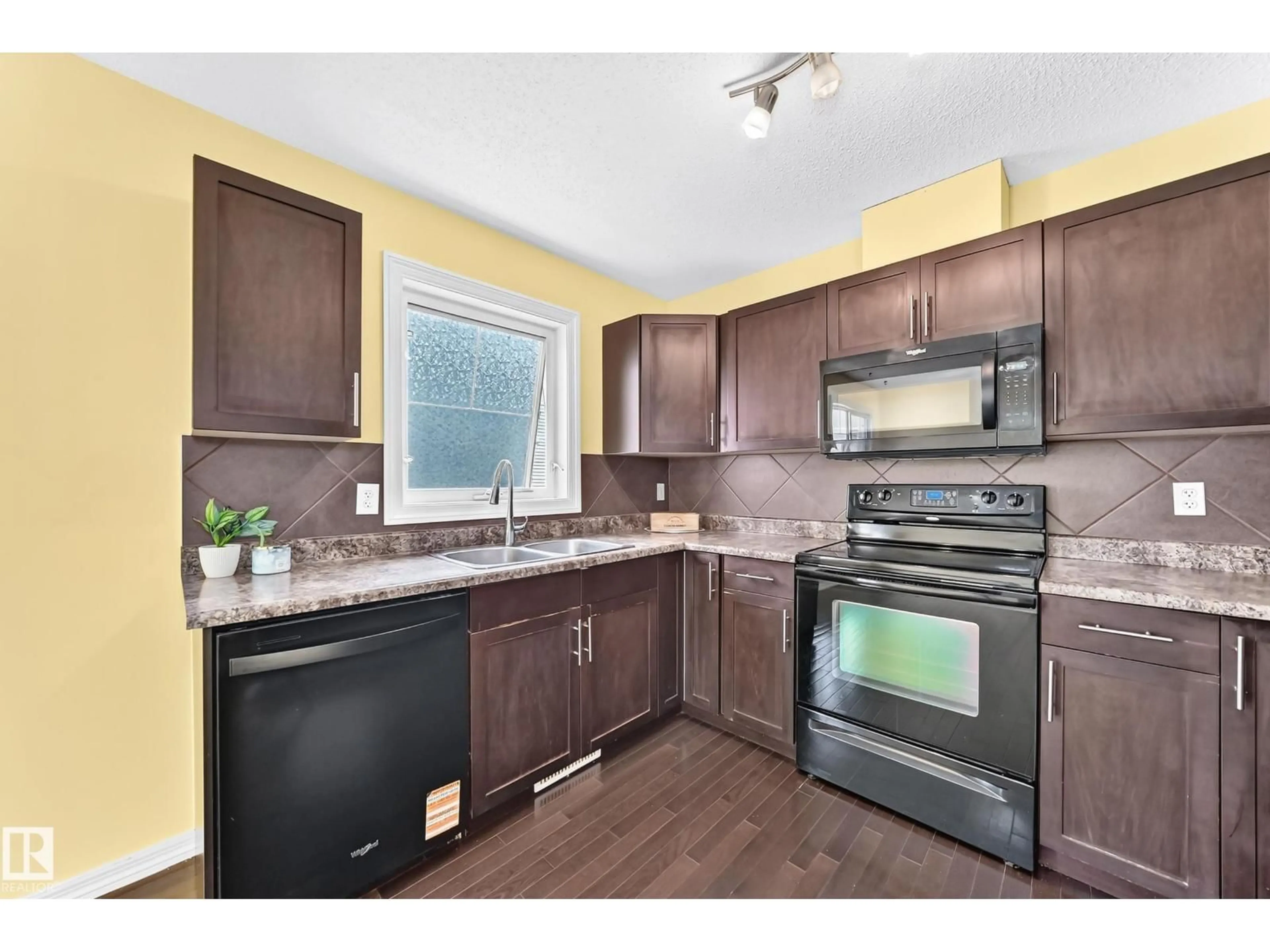 Standard kitchen, unknown for 82 2336 ASPEN TR, Sherwood Park Alberta T5J2V6