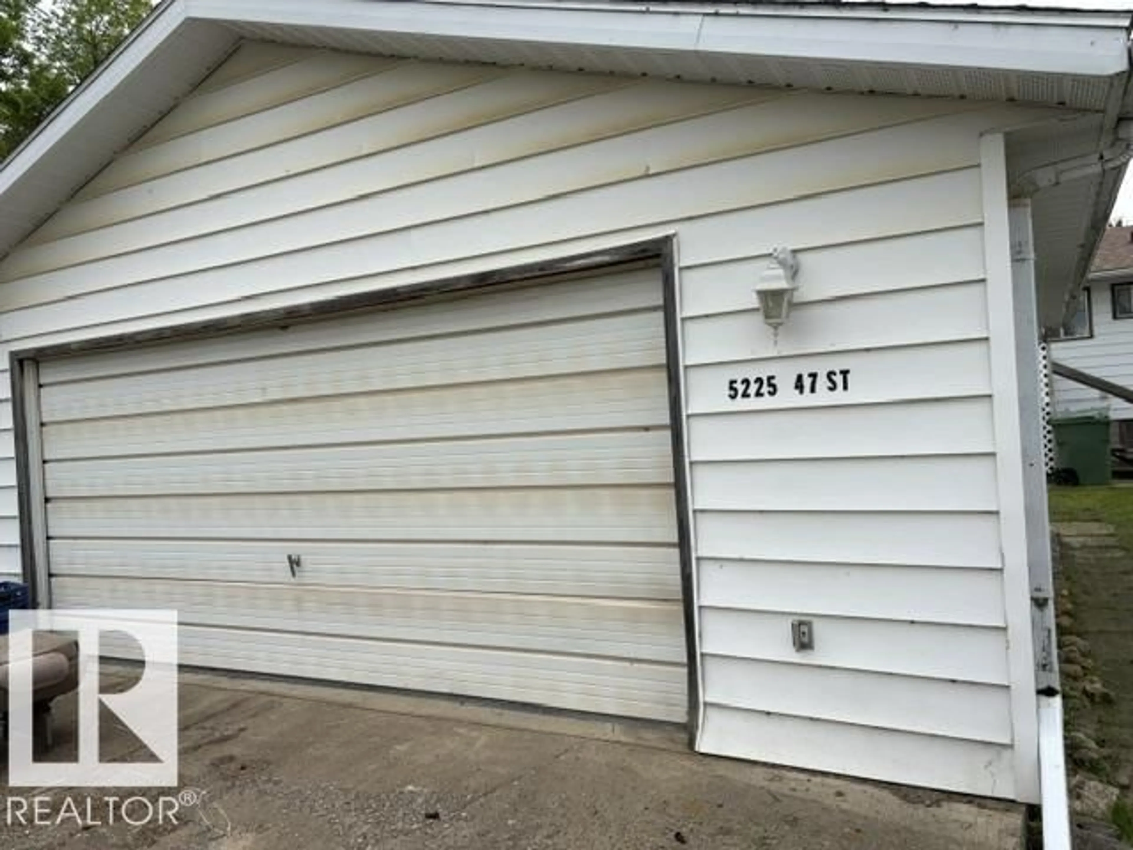 Indoor garage for 5225 47 STREET, Willingdon Alberta T0B4R0