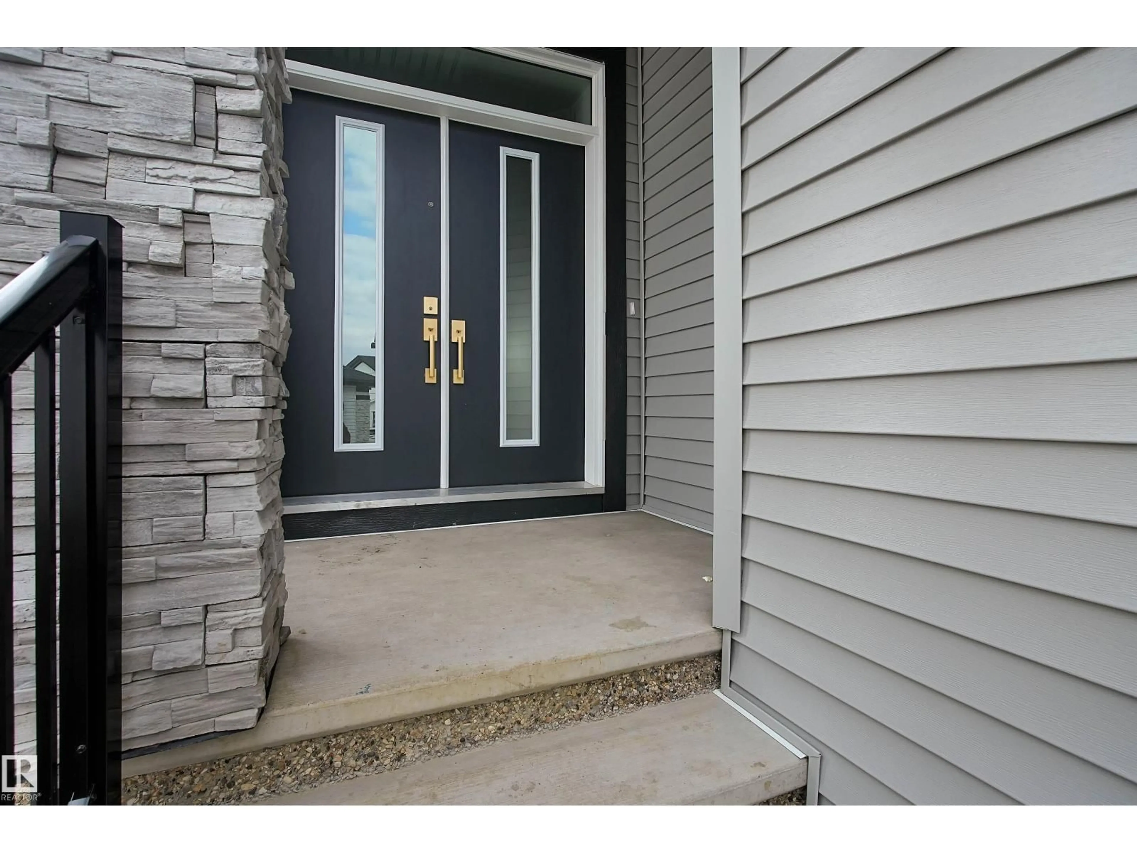 Indoor entryway for 3053 7A AVENUE, Edmonton Alberta T6X3M4