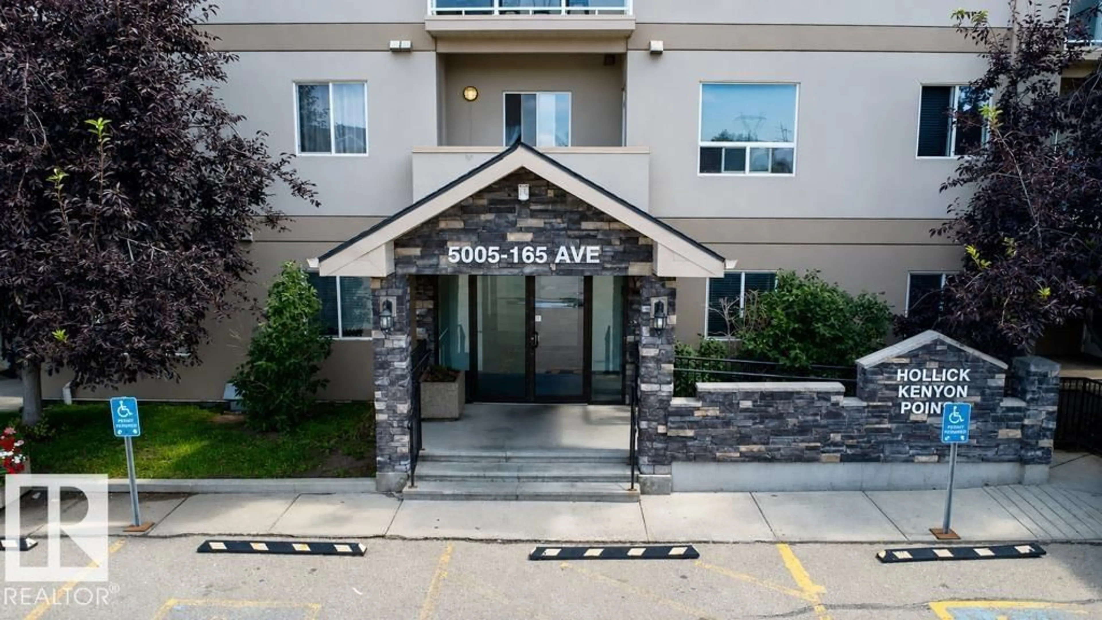 Indoor foyer for #213 - 5005 165 AV NW, Edmonton Alberta T5Y0L8