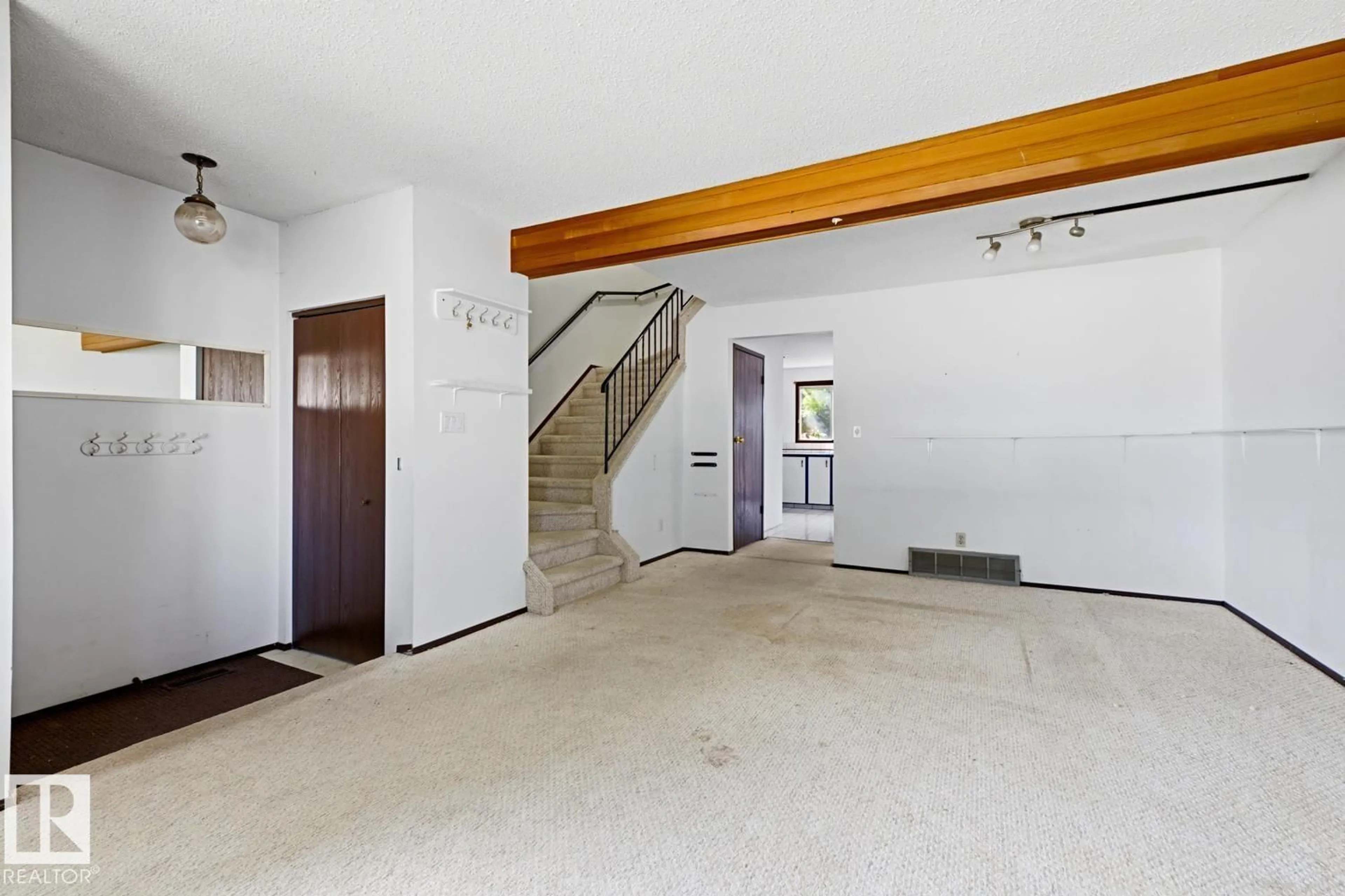 Indoor foyer for 3515 43 AV, Edmonton Alberta T6L4J5
