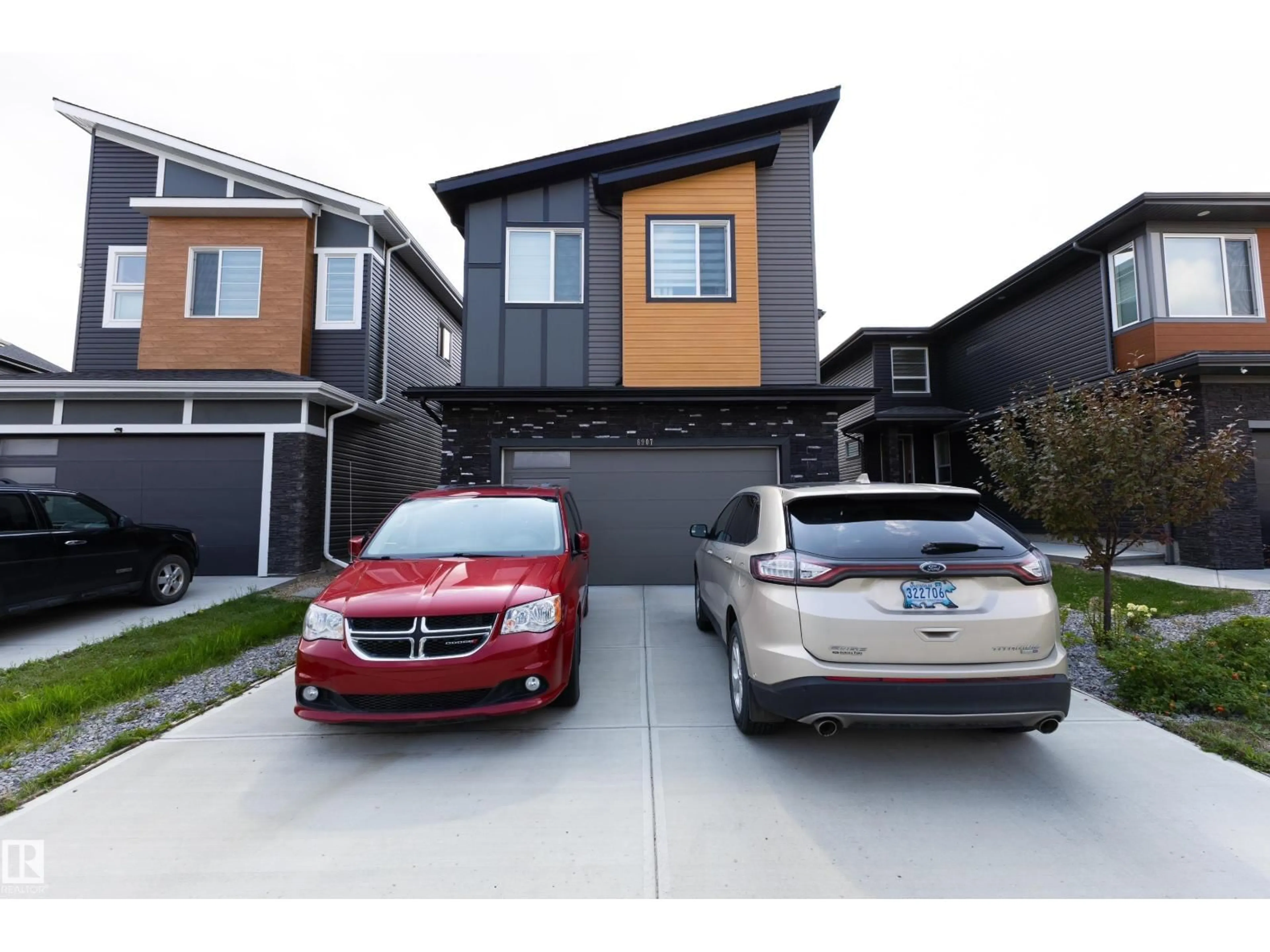Indoor garage for 6907 173 AV, Edmonton Alberta T5Z0W4
