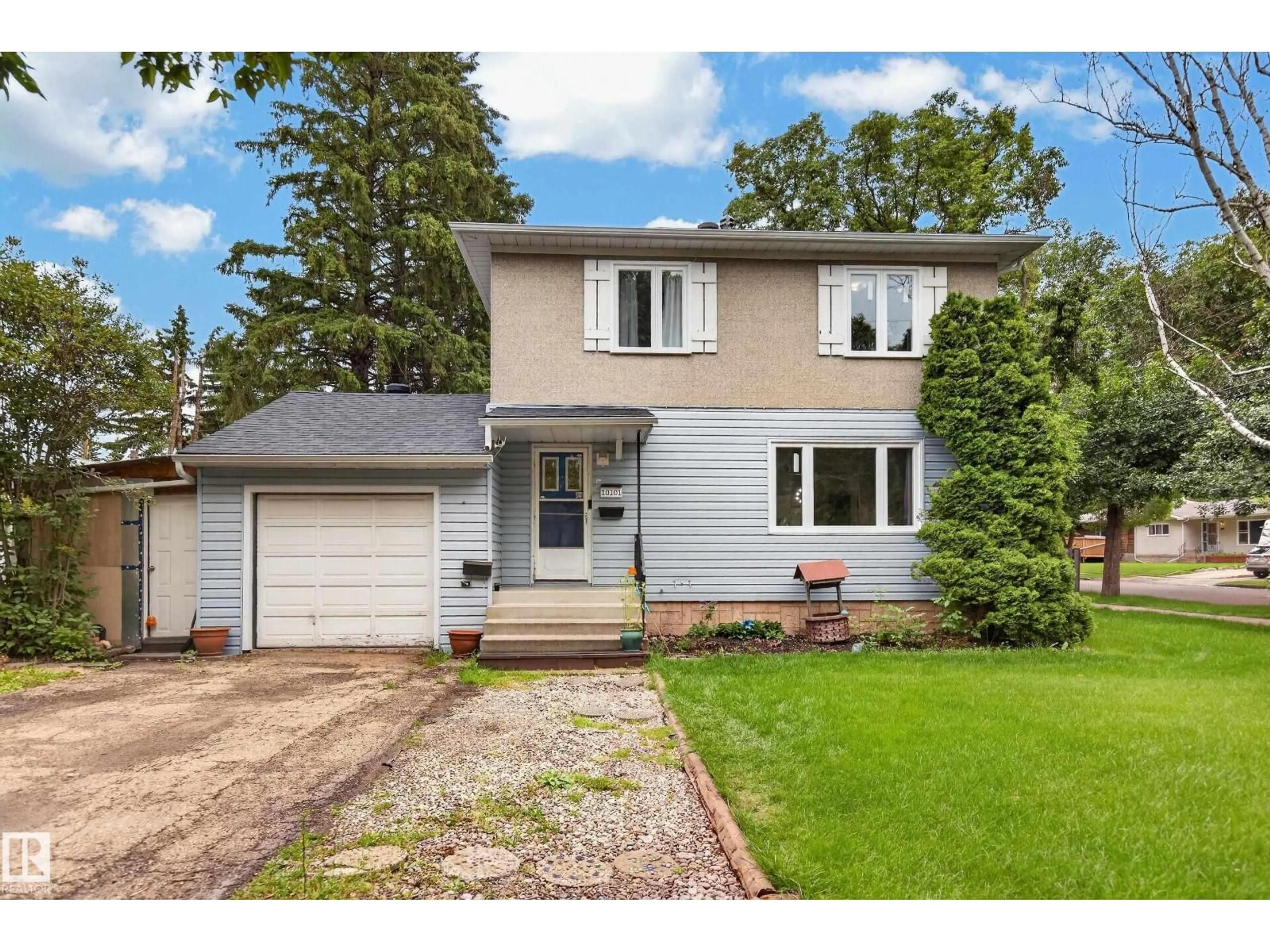 Home with vinyl exterior material, street for 10101 105 ST, Fort Saskatchewan Alberta T8L2G5