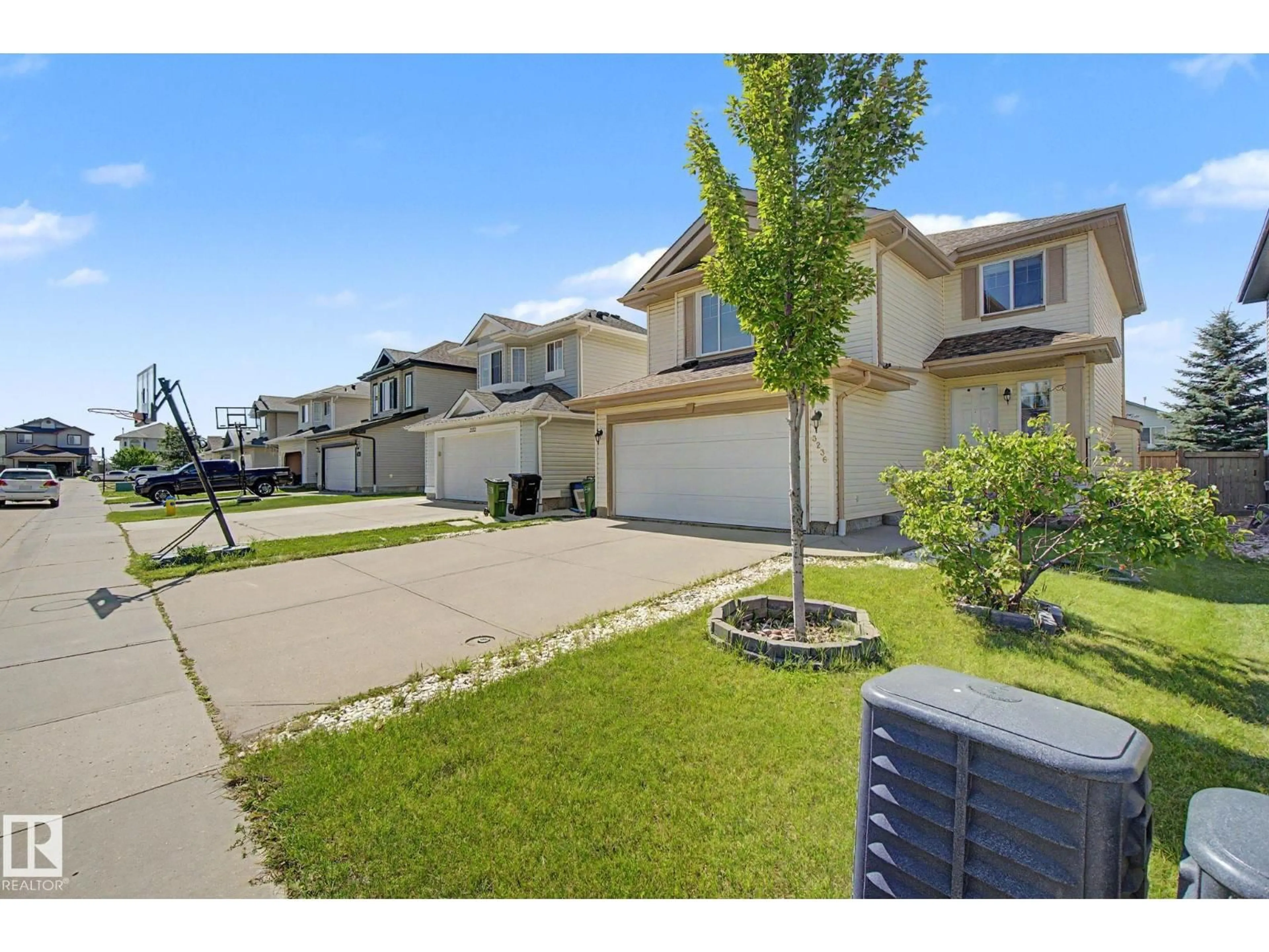 A pic from outside/outdoor area/front of a property/back of a property/a pic from drone, street for 3236 21 ST, Edmonton Alberta T6T0A8
