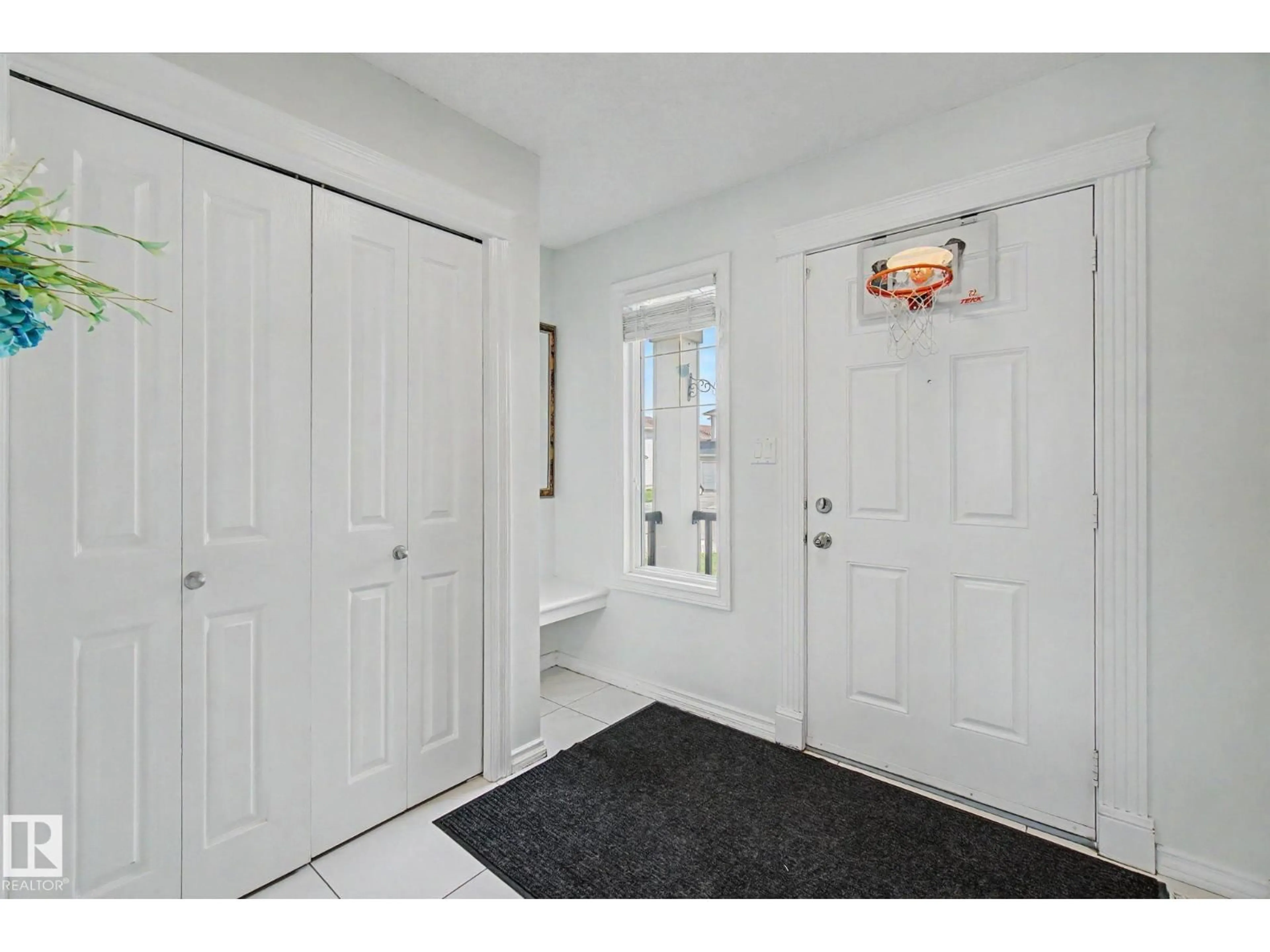 Indoor entryway for 3236 21 ST, Edmonton Alberta T6T0A8
