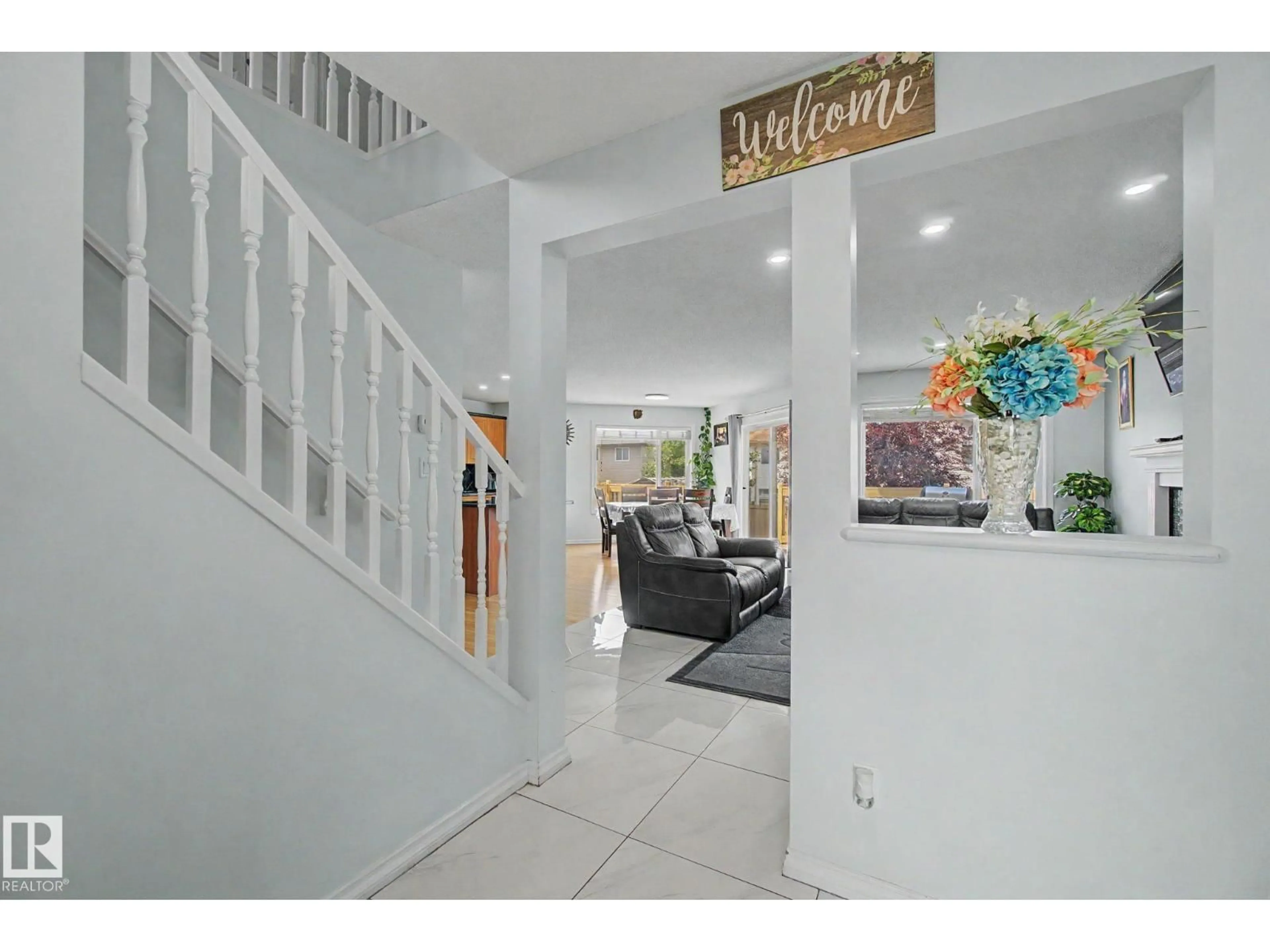 Indoor foyer for 3236 21 ST, Edmonton Alberta T6T0A8