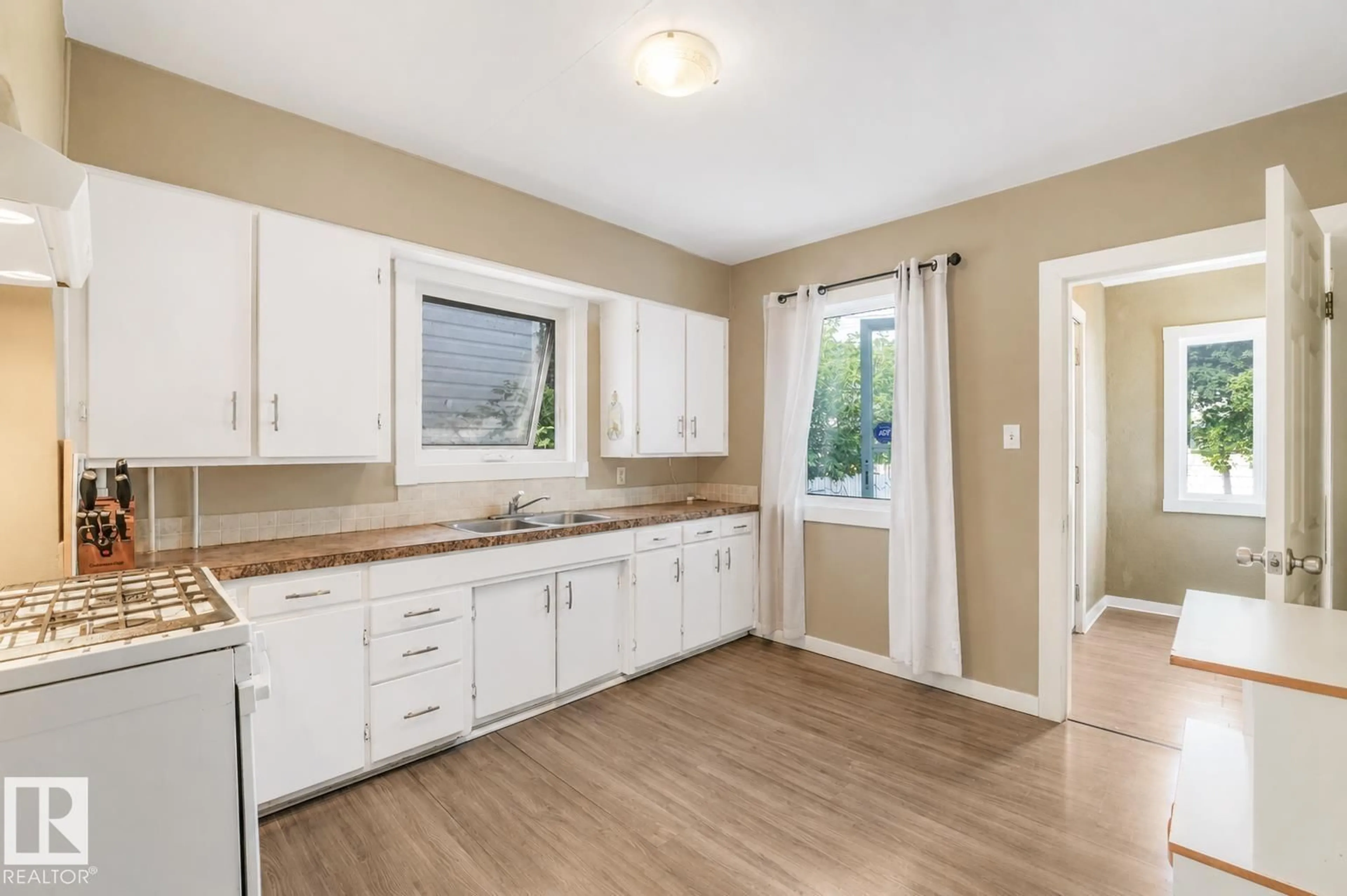 Standard kitchen, unknown for 12130 95A ST NW, Edmonton Alberta T5G1R9