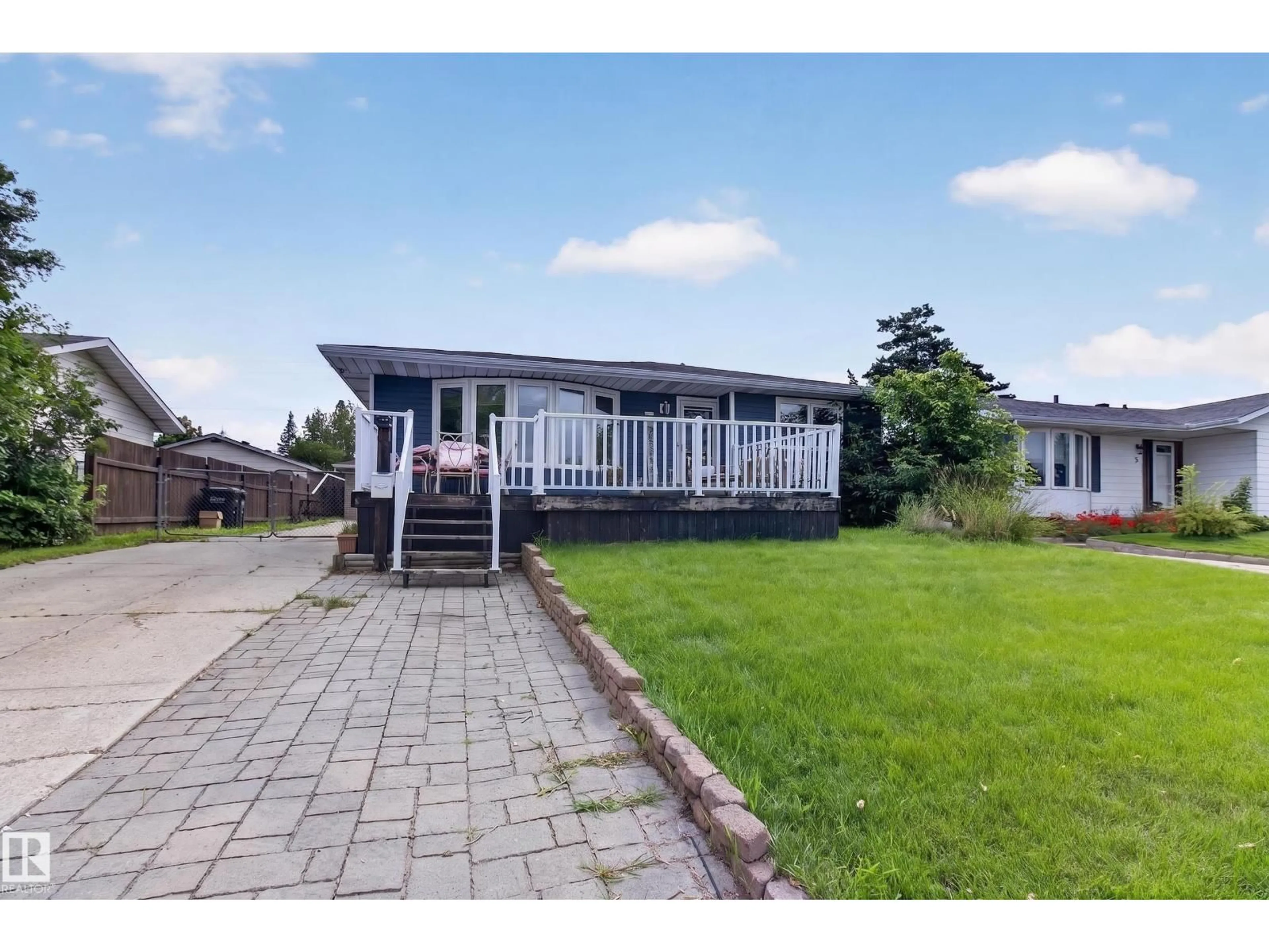 A pic from outside/outdoor area/front of a property/back of a property/a pic from drone, street for 5 WILSON CR, Sherwood Park Alberta T8A3L1