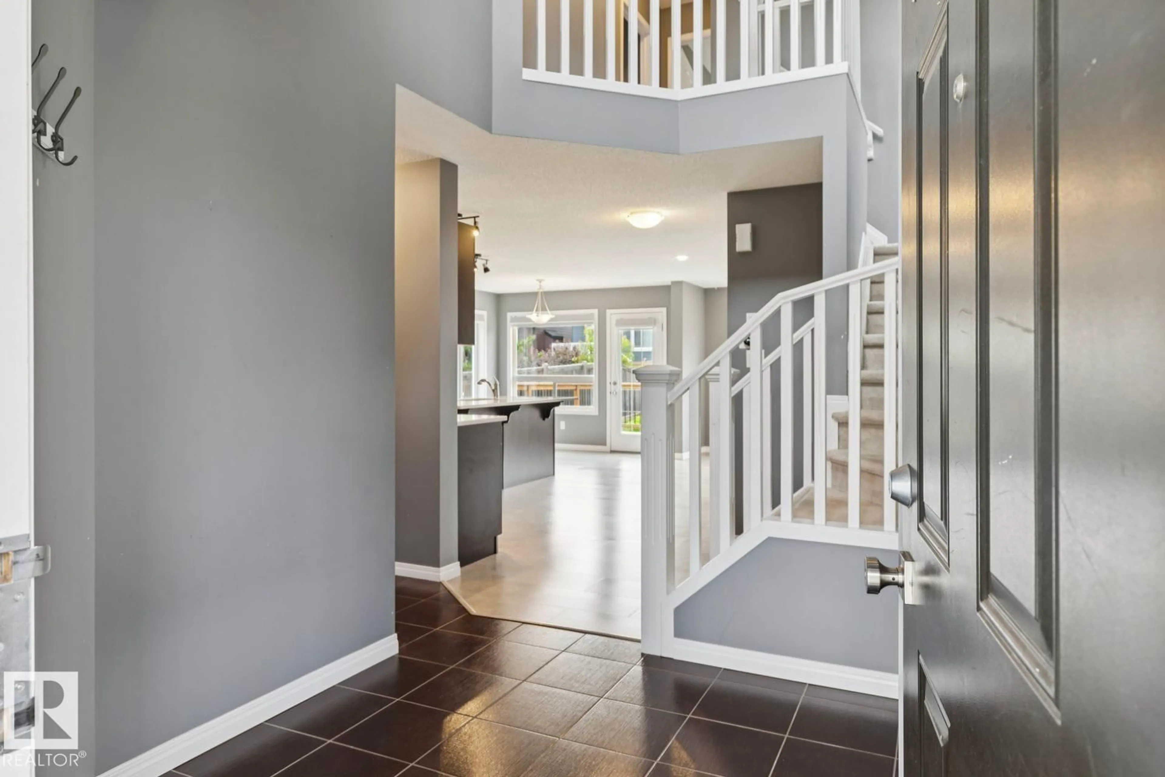 Indoor entryway for 5935 18 AV, Edmonton Alberta T6X0W4