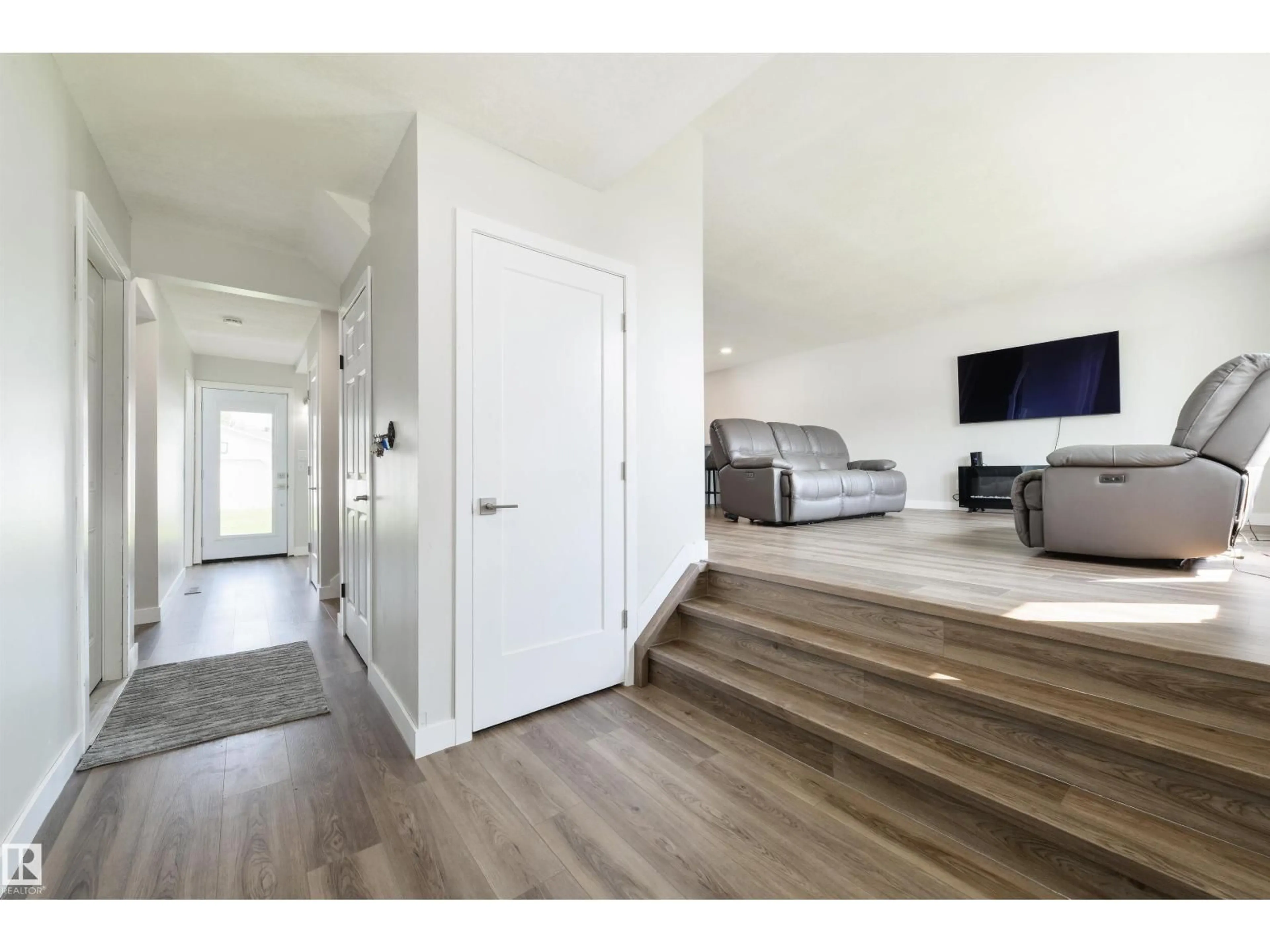 Indoor entryway for 4614 53 AVE, Calmar Alberta T0C0V0
