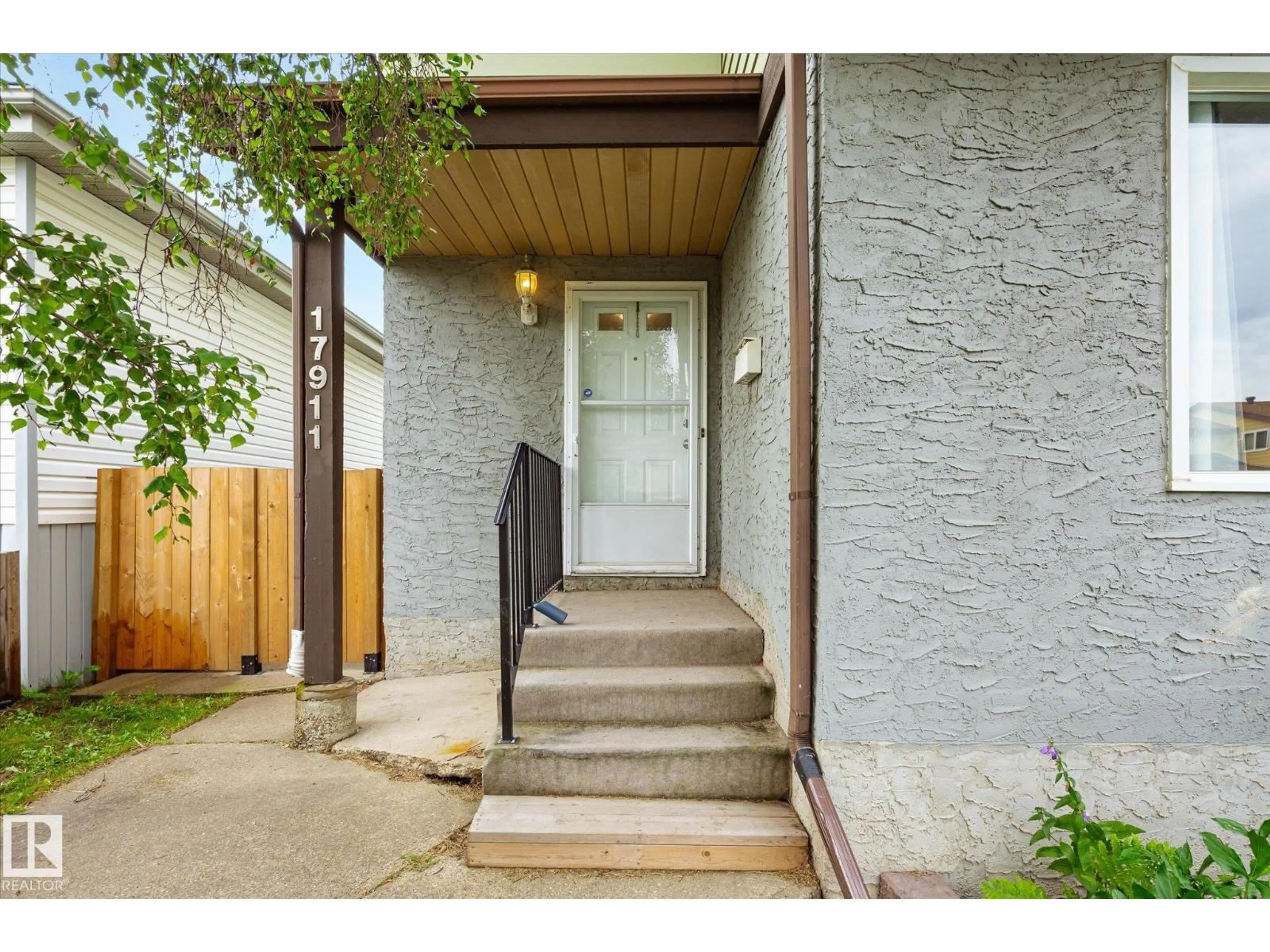 Indoor entryway for NW - 17911 77 AV, Edmonton Alberta T5T2S1