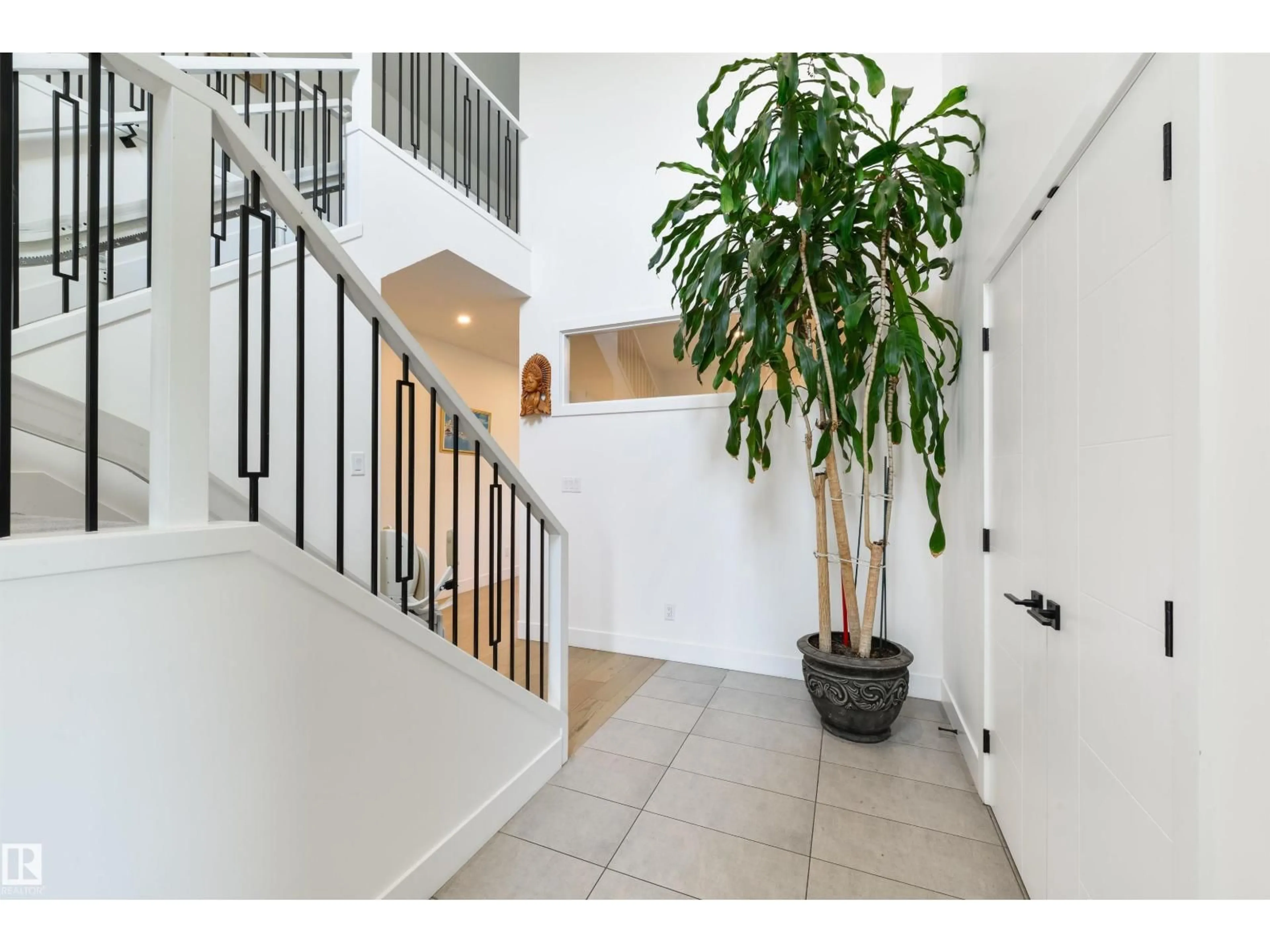 Indoor foyer for 1208 PEREGRINE TC, Edmonton Alberta T5S0M3