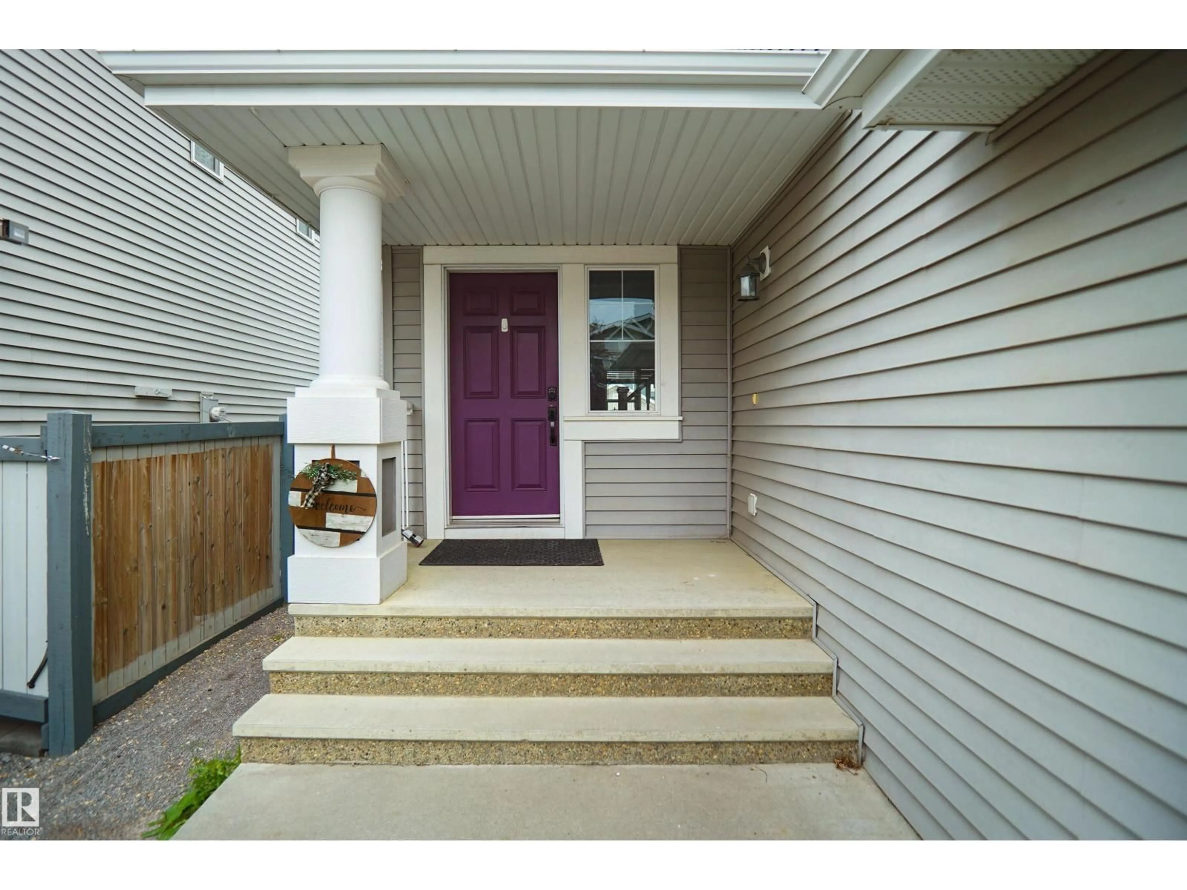 Indoor entryway for SW - 8432 18 AV, Edmonton Alberta T5K2L6