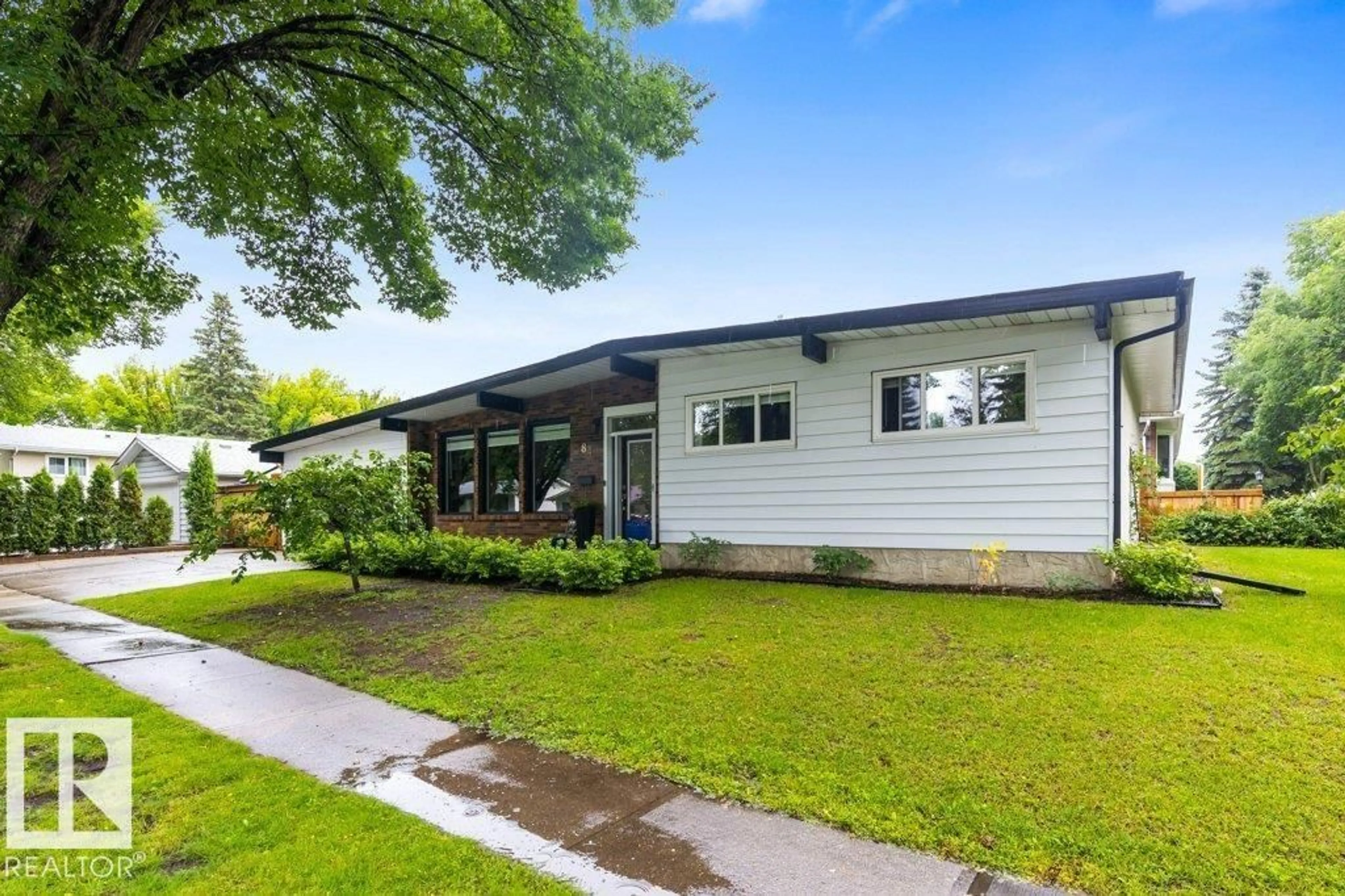 Home with vinyl exterior material, street for 84 FLEETWOOD CR, St. Albert Alberta T8N1R5