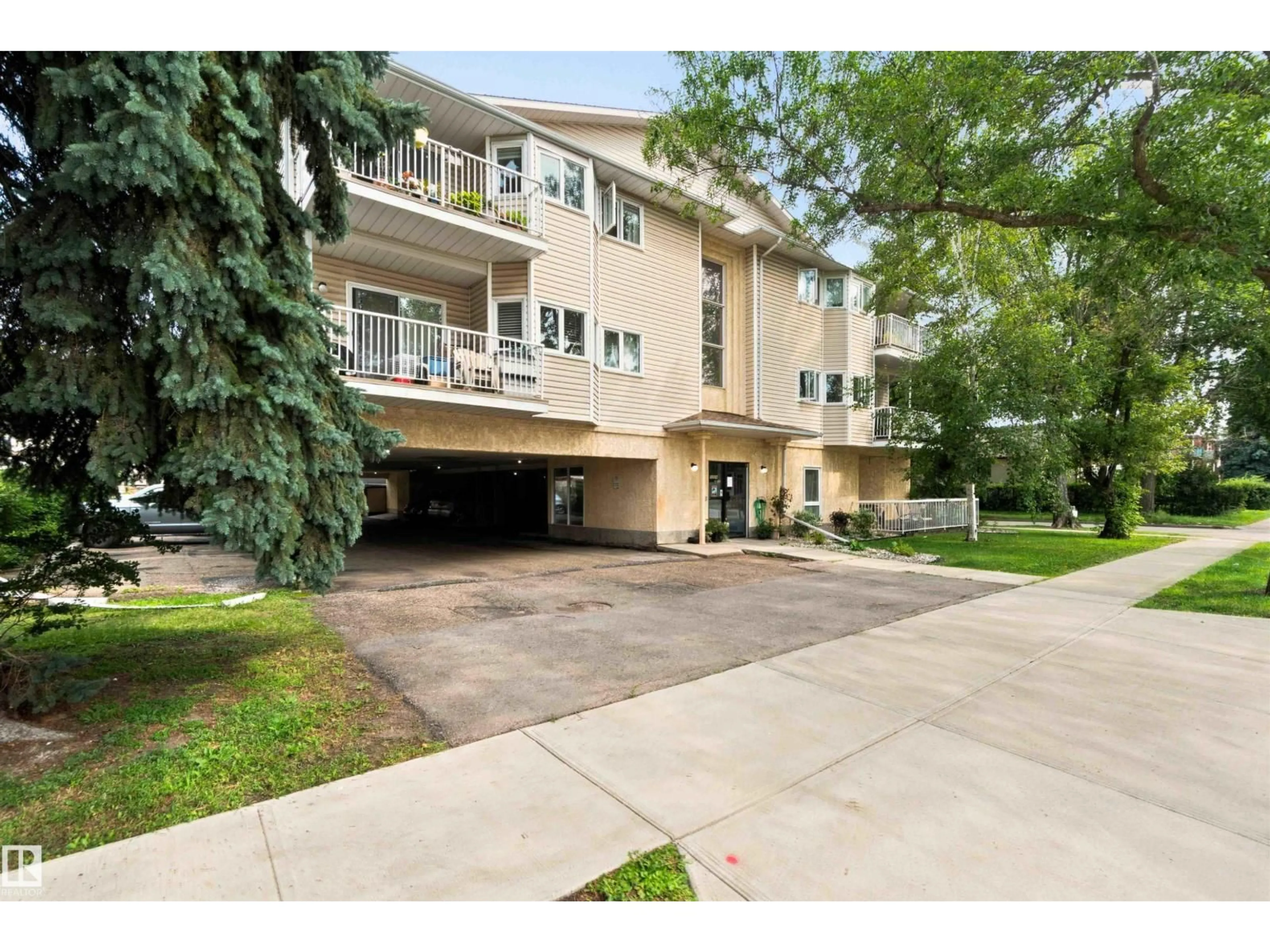 Patio, street for #201 - 10504 77 AV, Edmonton Alberta T6E1N1