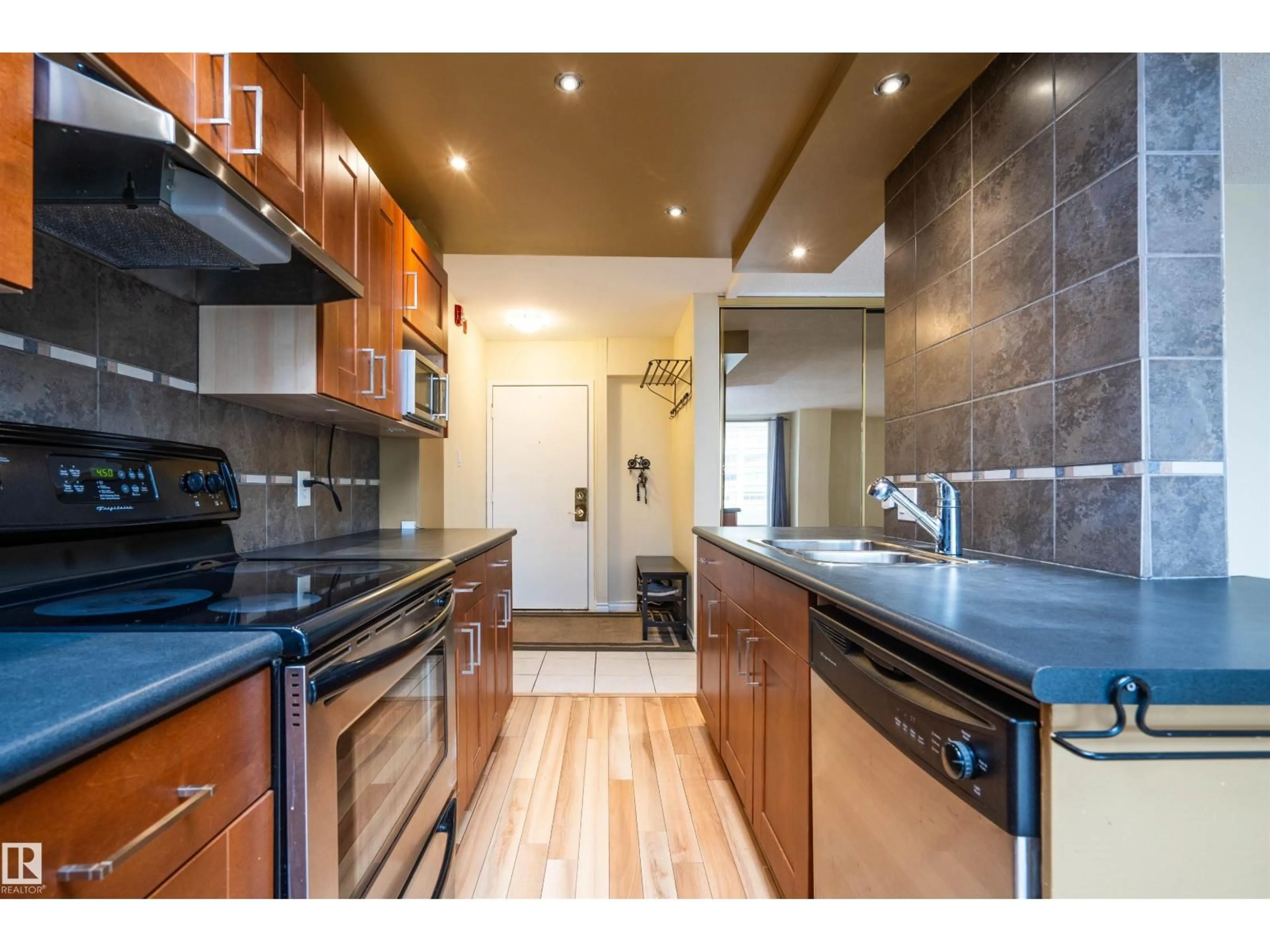 Standard kitchen, unknown for 9909 - 1101 110 ST, Edmonton Alberta T5K2E5