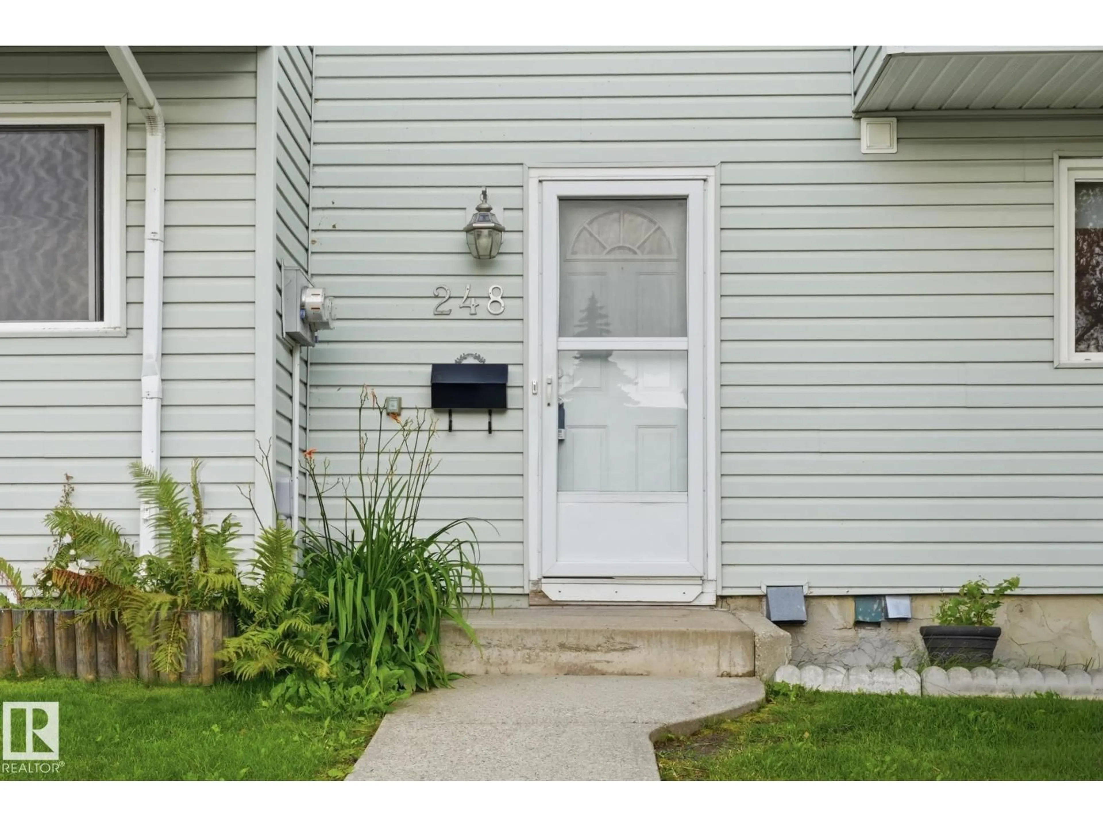 Indoor entryway for 248 DICKINSFIELD CT, Edmonton Alberta T5E5V8