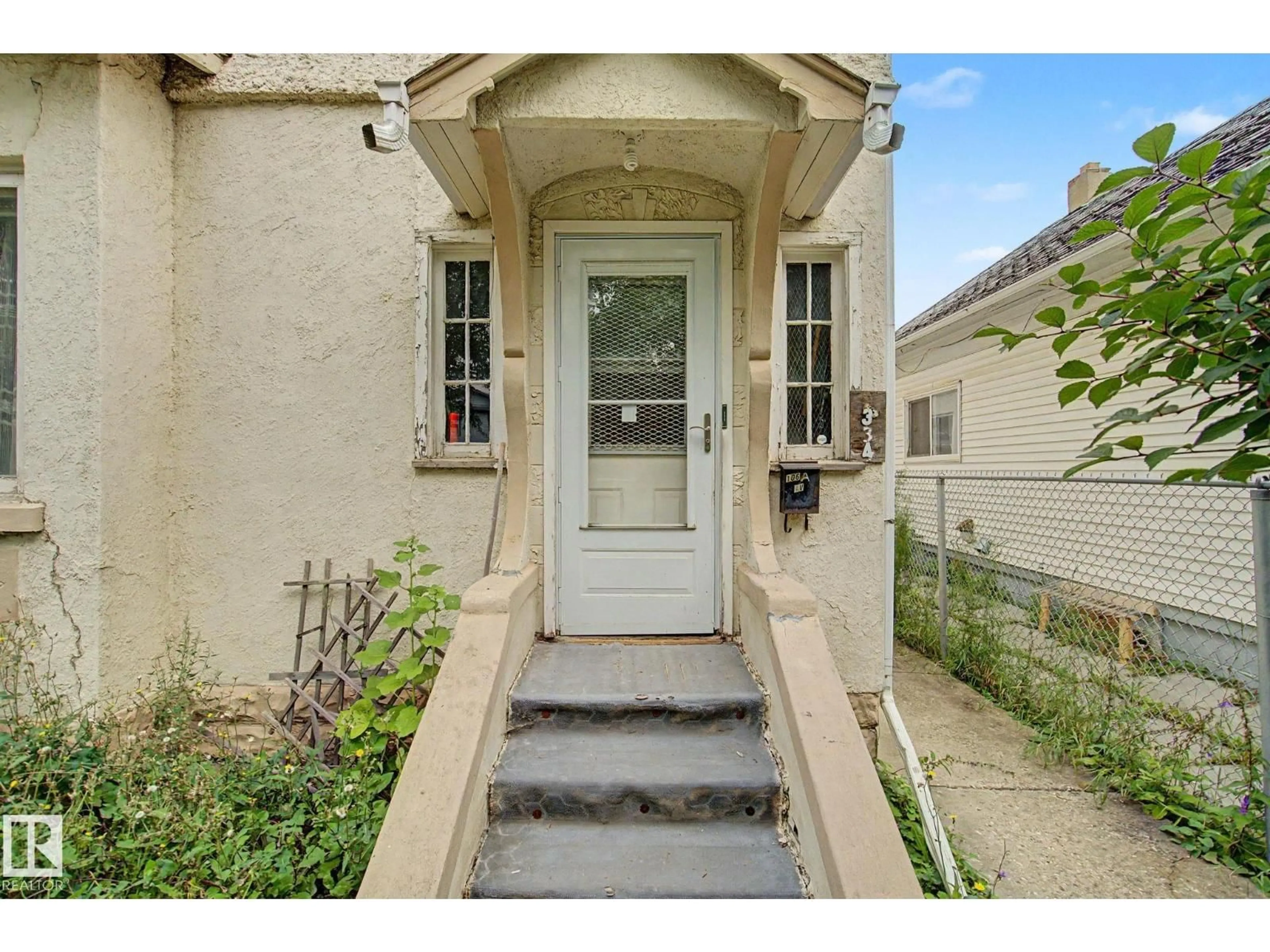Indoor entryway for 9334 106A AV, Edmonton Alberta T5H0S7
