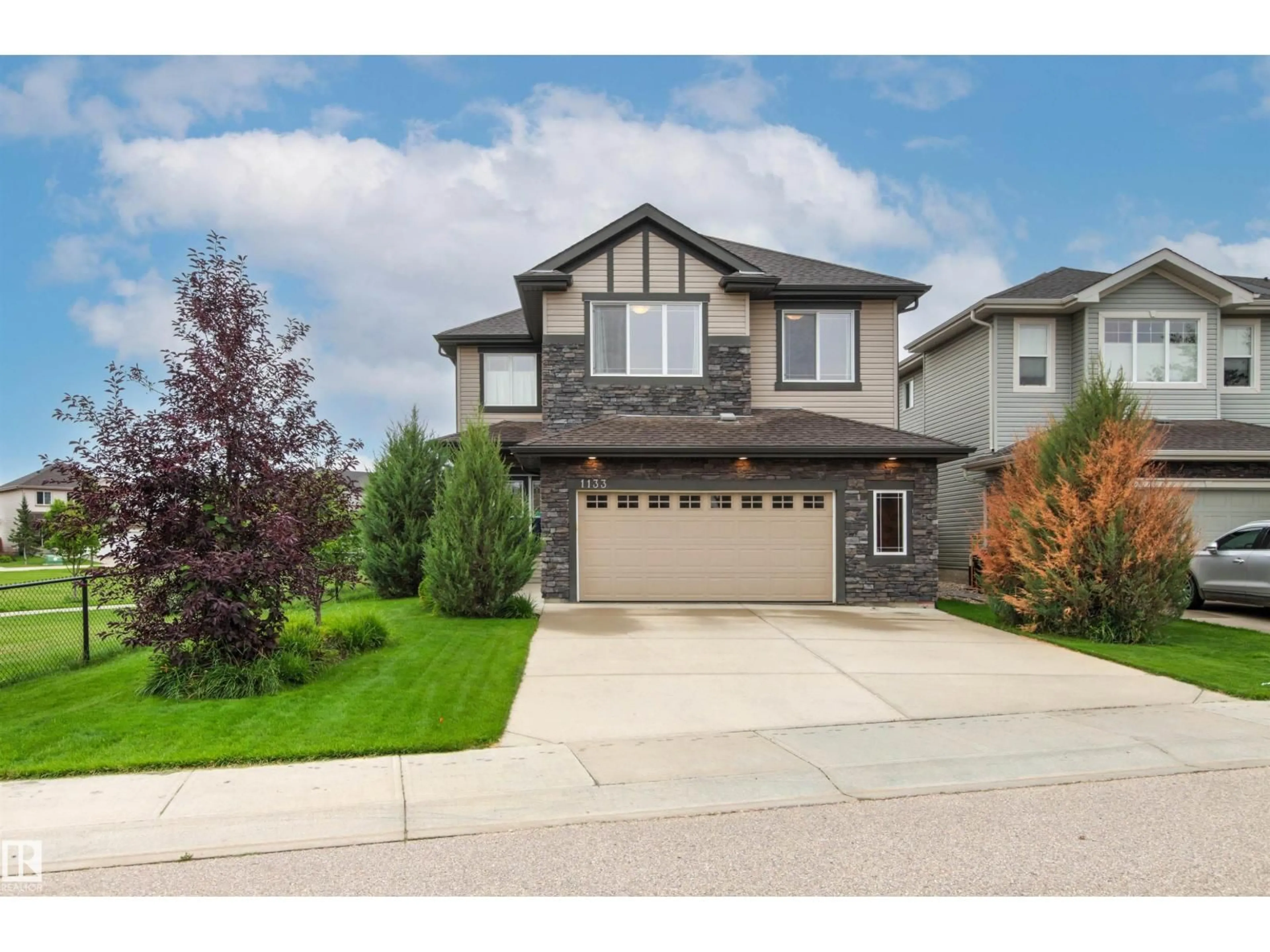 Home with vinyl exterior material, street for 1133 HAYS DR, Edmonton Alberta T6M0M2
