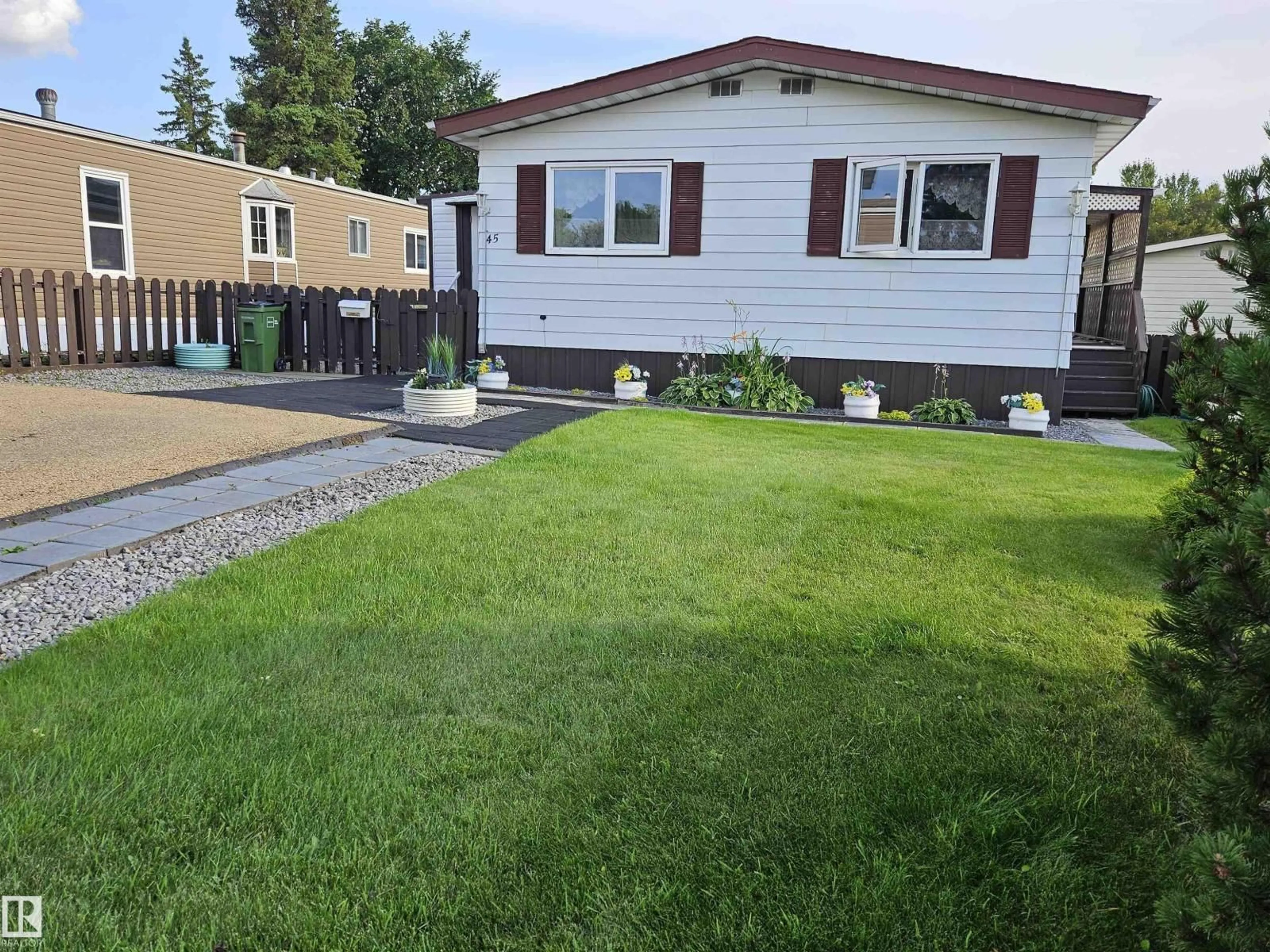 A pic from outside/outdoor area/front of a property/back of a property/a pic from drone, street for 45 OAK RIDGE DR, Edmonton Alberta T6P1G9