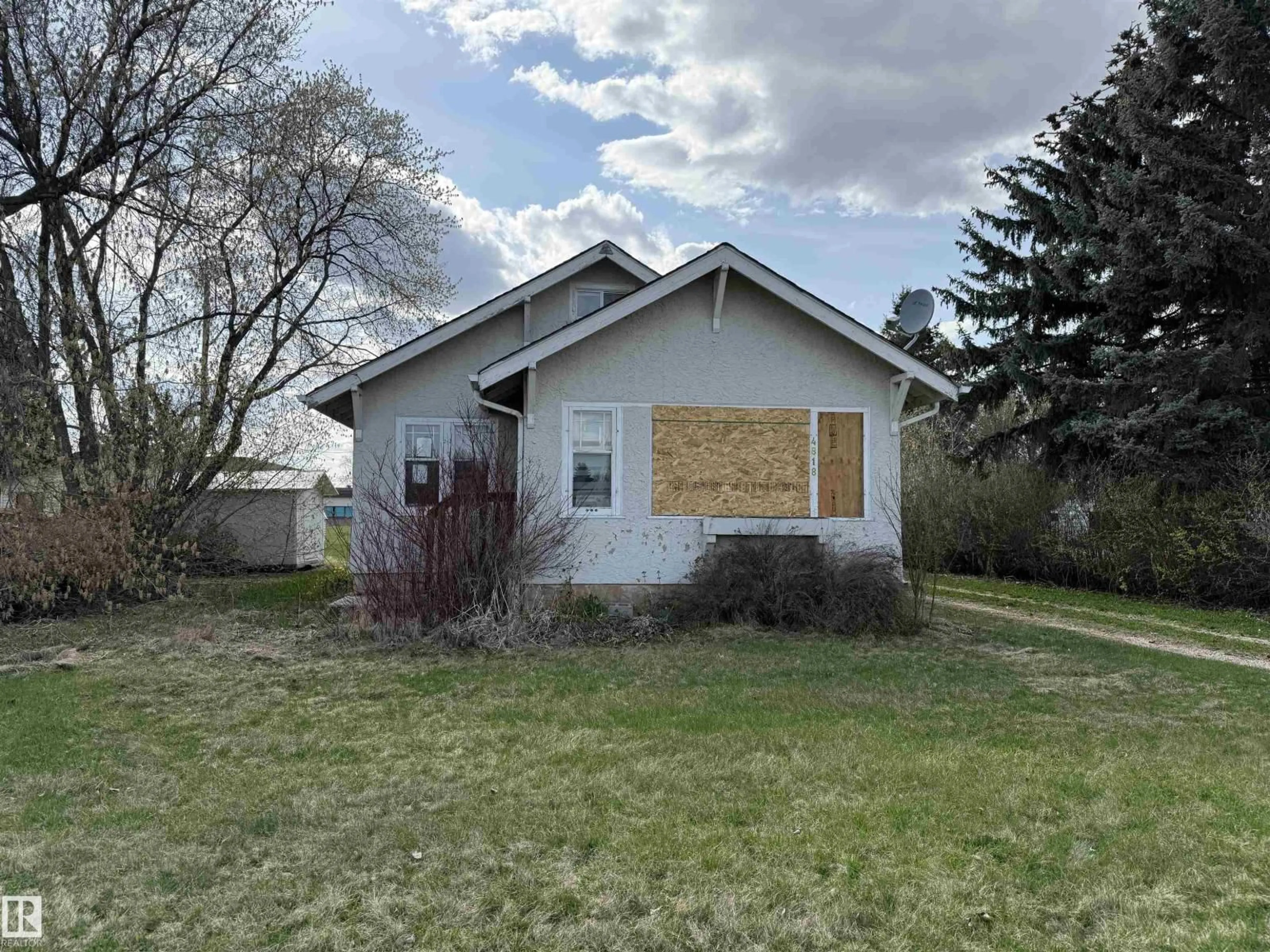 Home with vinyl exterior material, building for 4818 52 ST, Thorsby Alberta T0C2P0