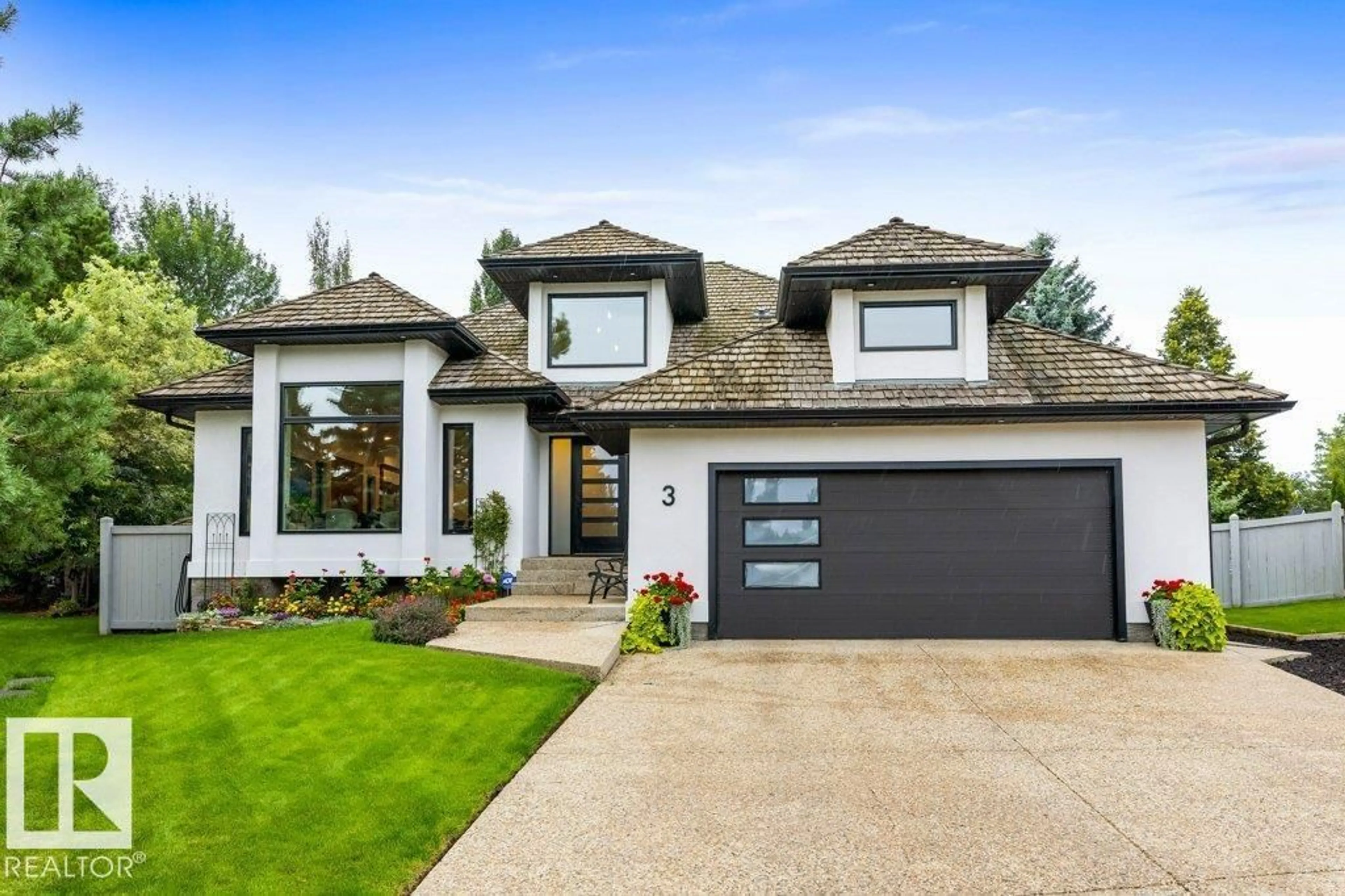 Home with vinyl exterior material, street for 3 LEE PL, St. Albert Alberta T8N5S7