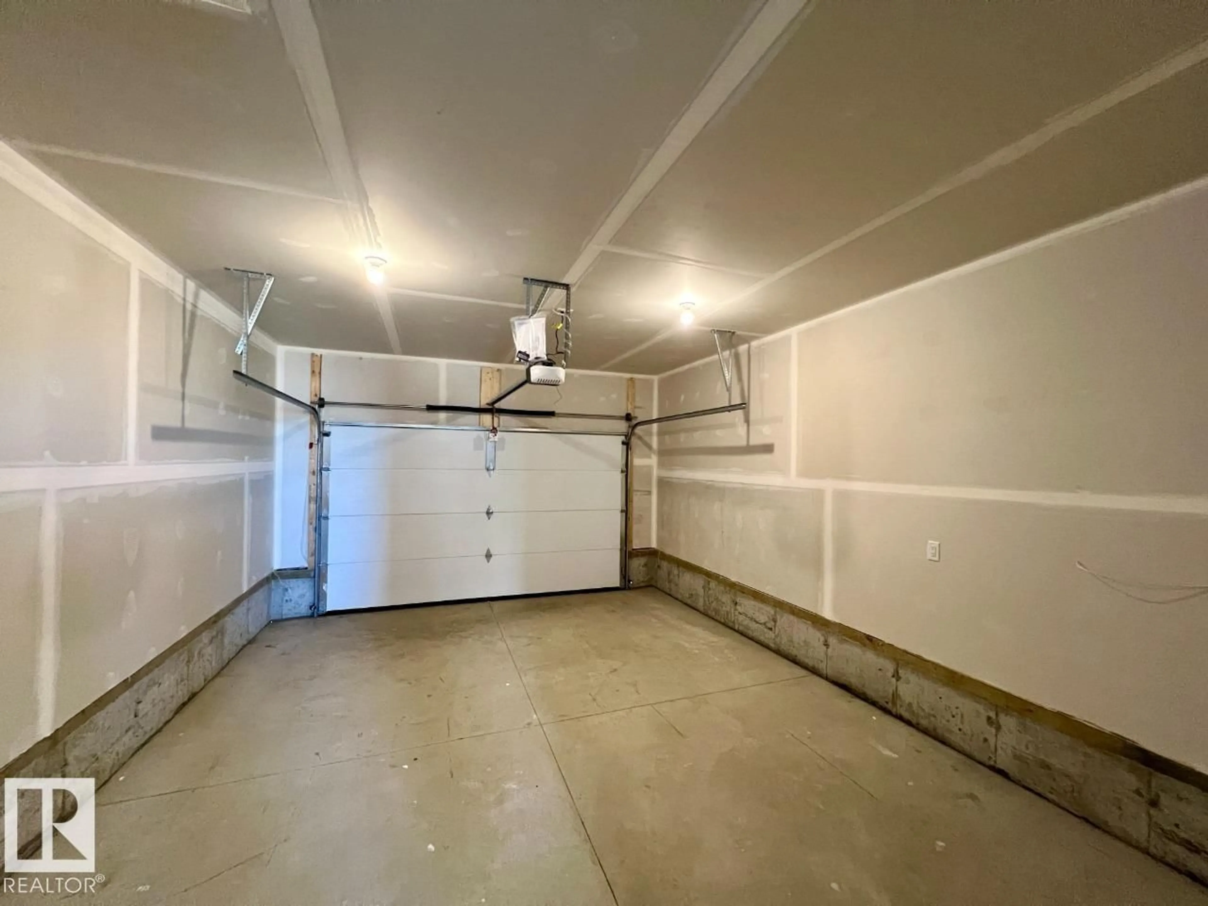 Indoor garage for 424 HILLSHIRE BV, Sherwood Park Alberta T8B0C9