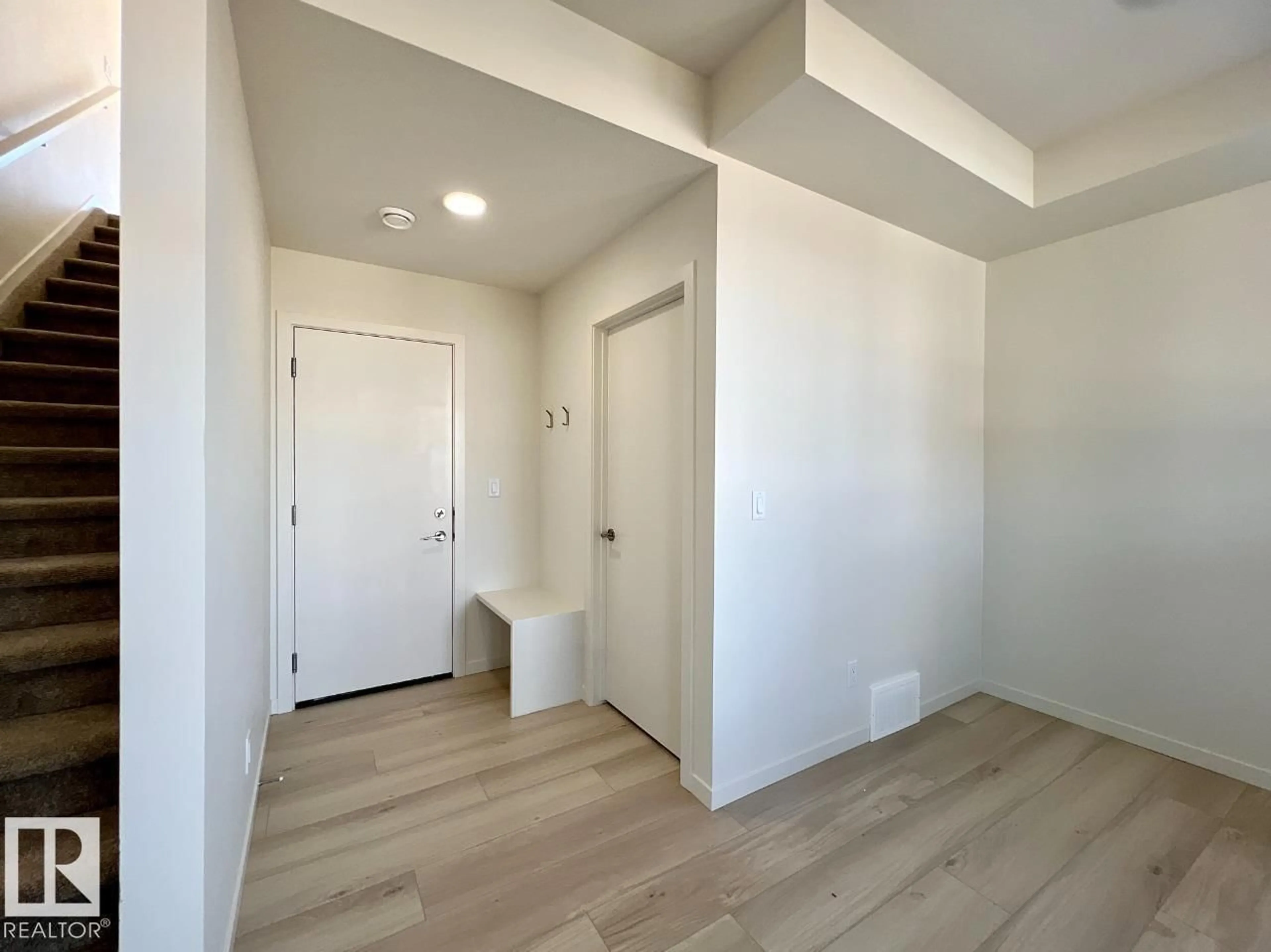 Indoor entryway for 424 HILLSHIRE BV, Sherwood Park Alberta T8B0C9