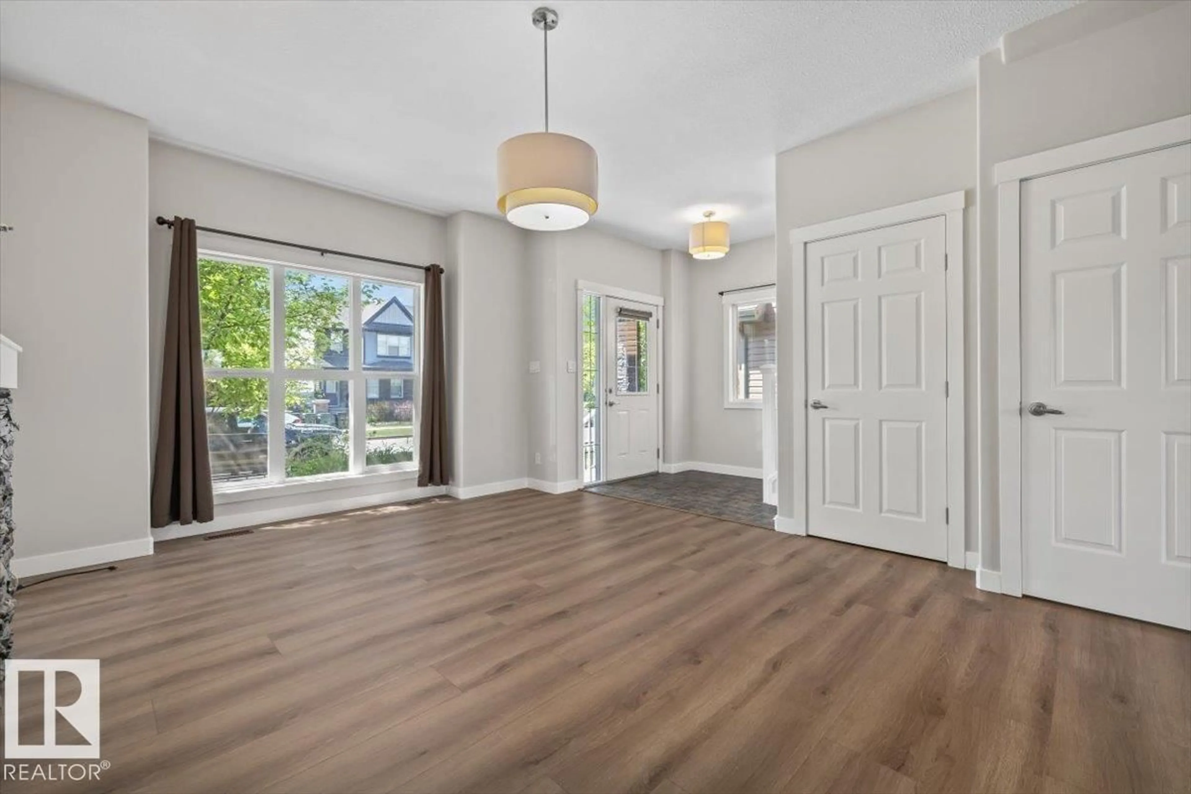 Indoor entryway for 356 PIONEER RD, Spruce Grove Alberta T7X0T1