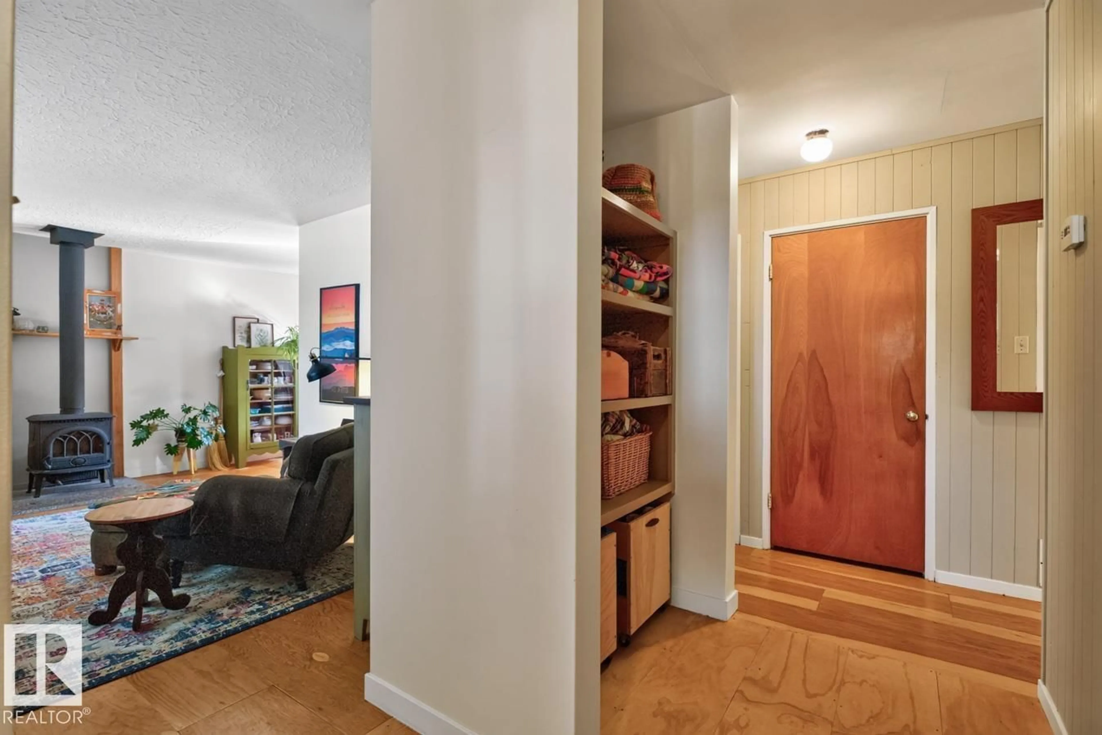 Indoor entryway for 9603 79 ST, Edmonton Alberta T6C2S1