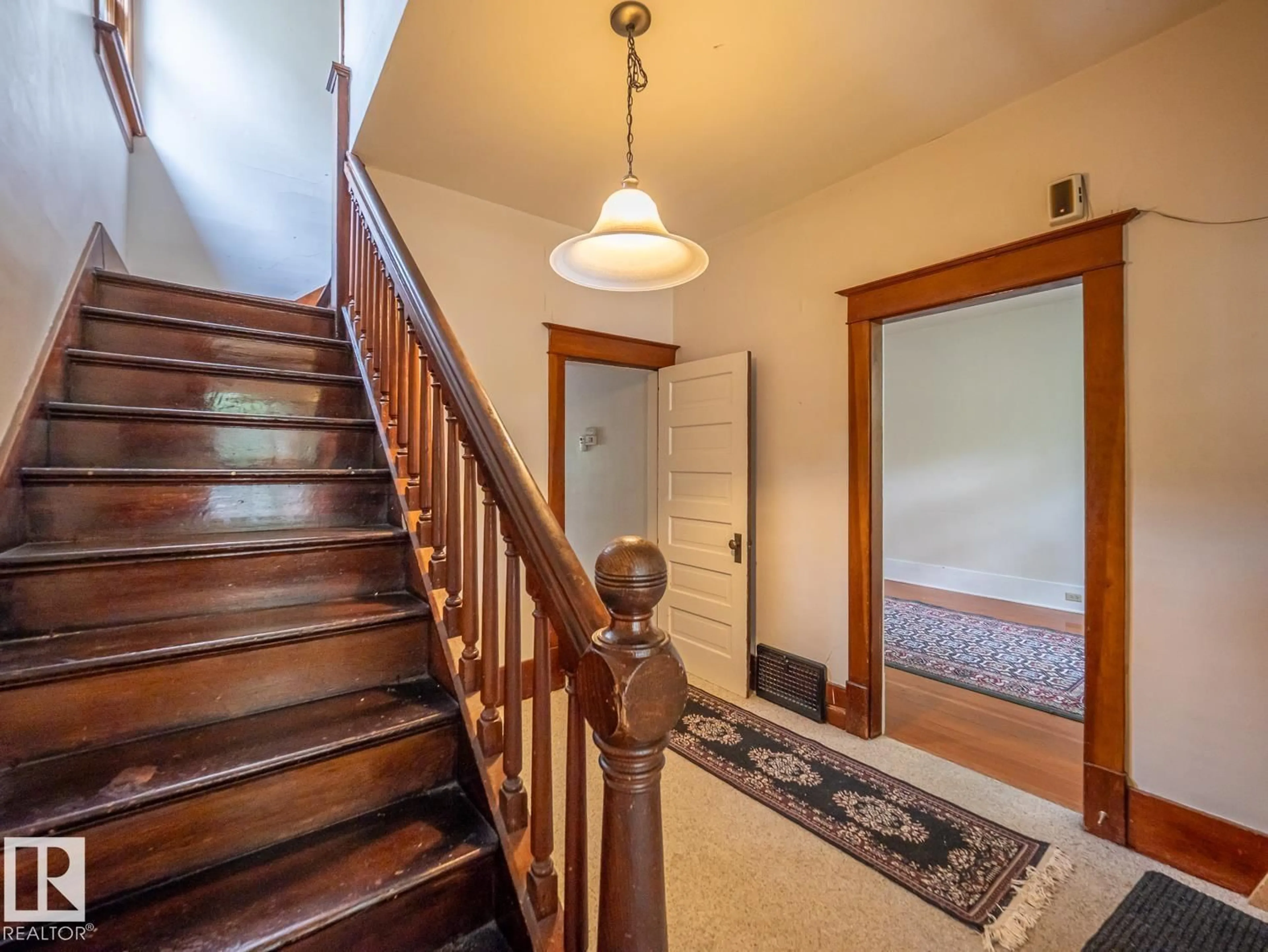 Indoor foyer for 11005 80 AV, Edmonton Alberta T6G0R2
