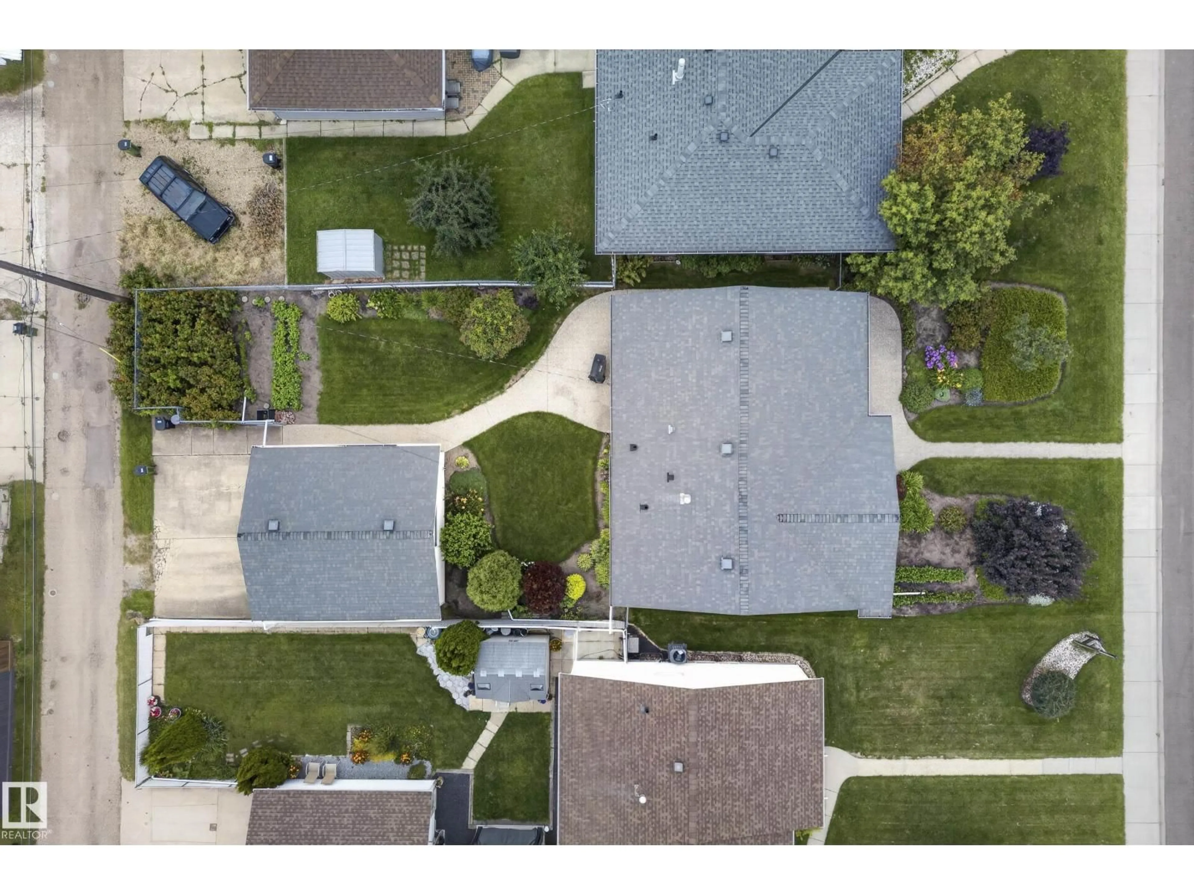 A pic from outside/outdoor area/front of a property/back of a property/a pic from drone, street for 10623 67 ST, Edmonton Alberta T6A2R9