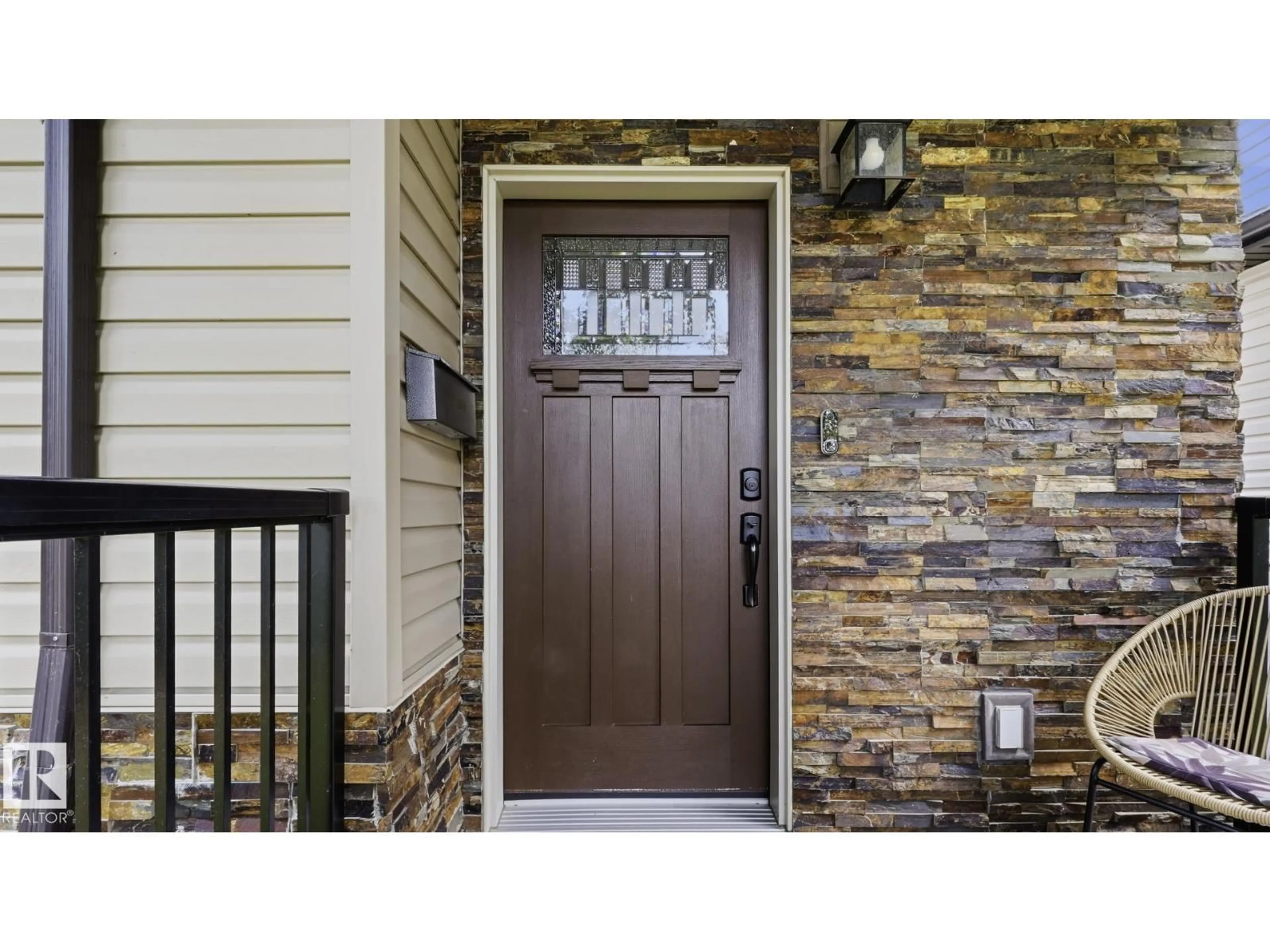 Indoor entryway for NW - 9847 92 AV, Edmonton Alberta T6E2V4