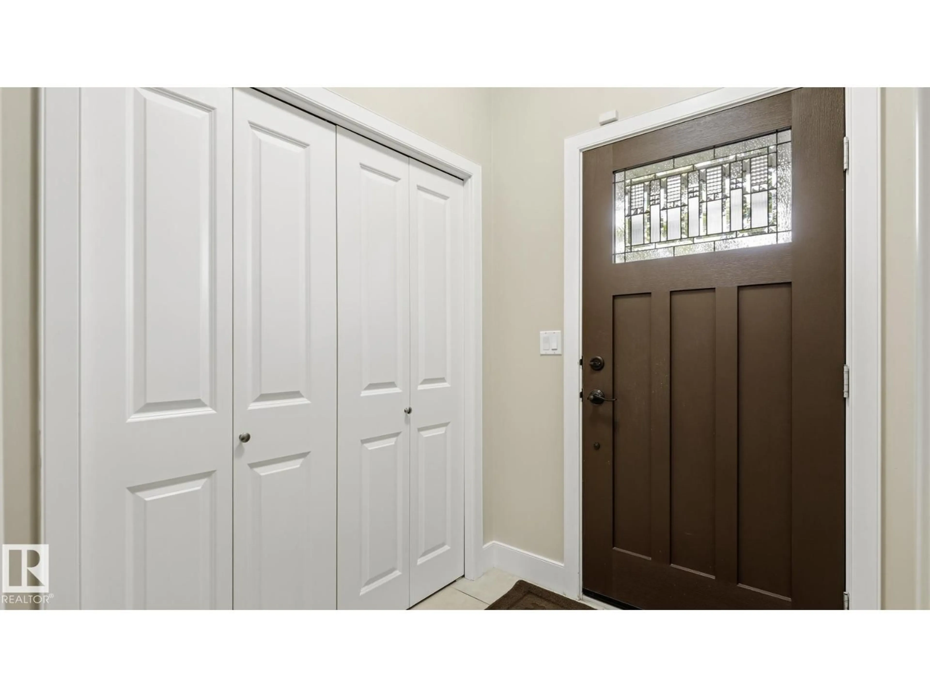 Indoor entryway for NW - 9847 92 AV, Edmonton Alberta T6E2V4