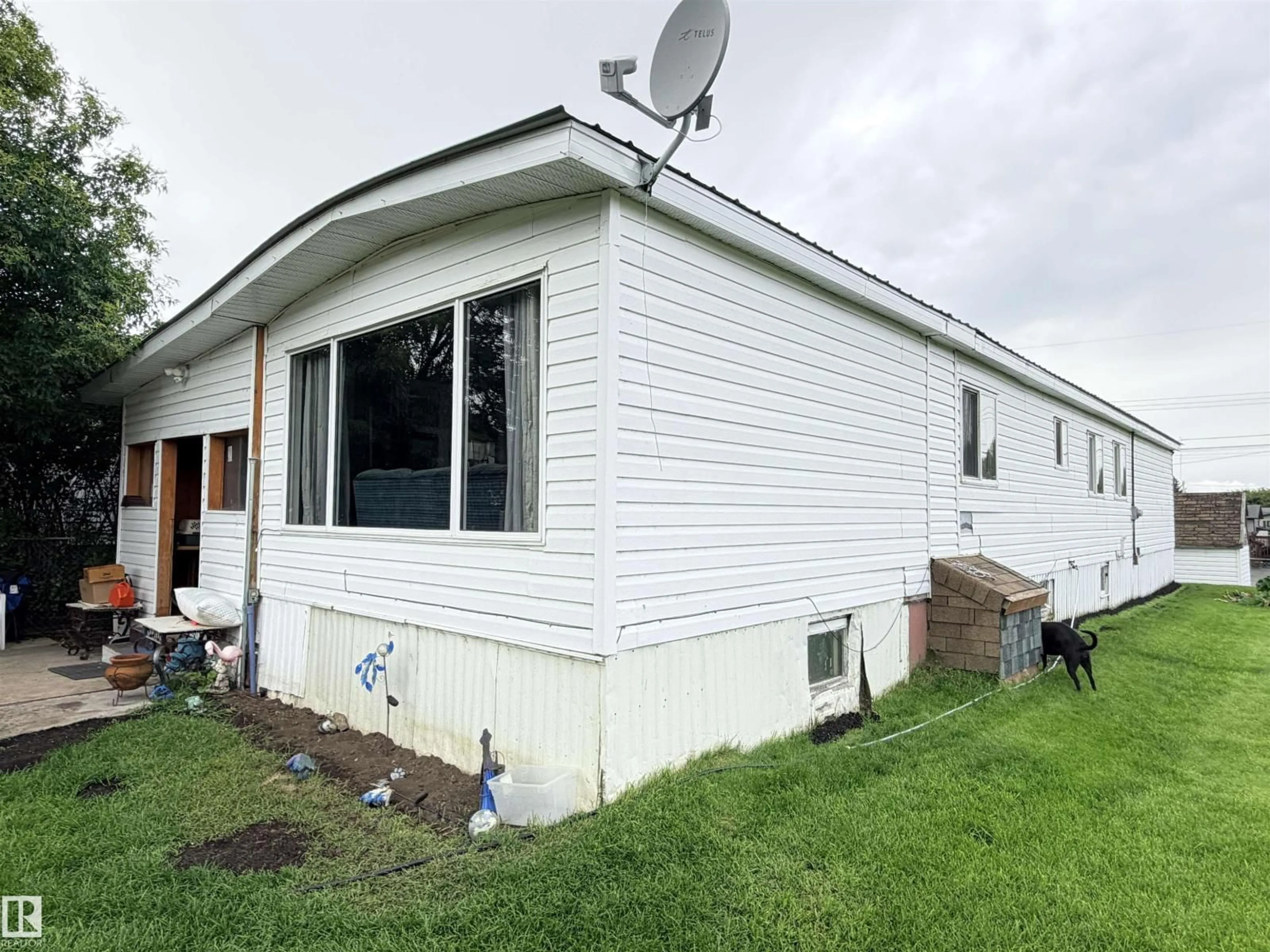 Home with vinyl exterior material, building for 9940 110 ST, Westlock Alberta T7P1N5