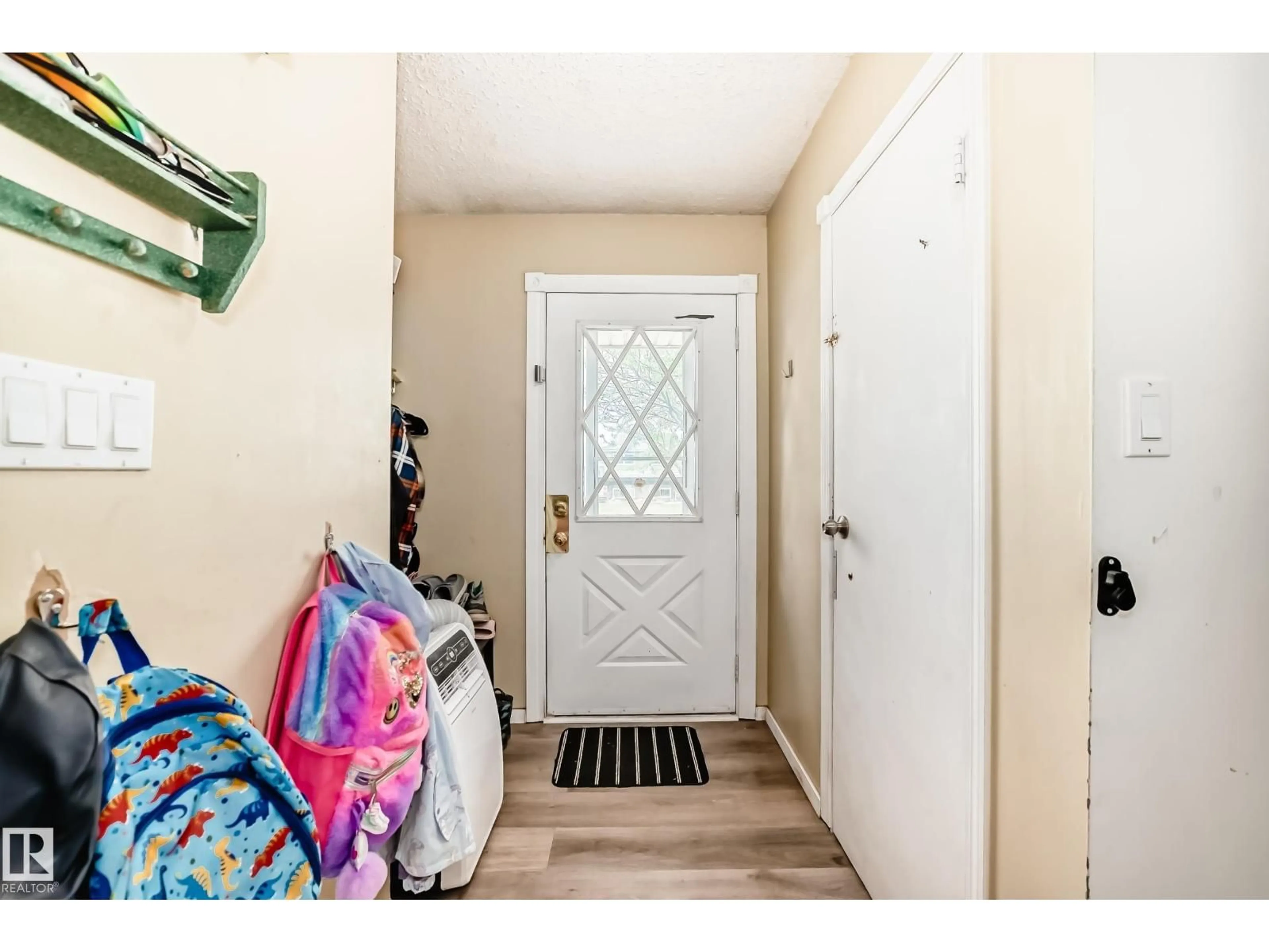 Indoor entryway for 9323 MORINVILLE DR, Morinville Alberta T8R1J9