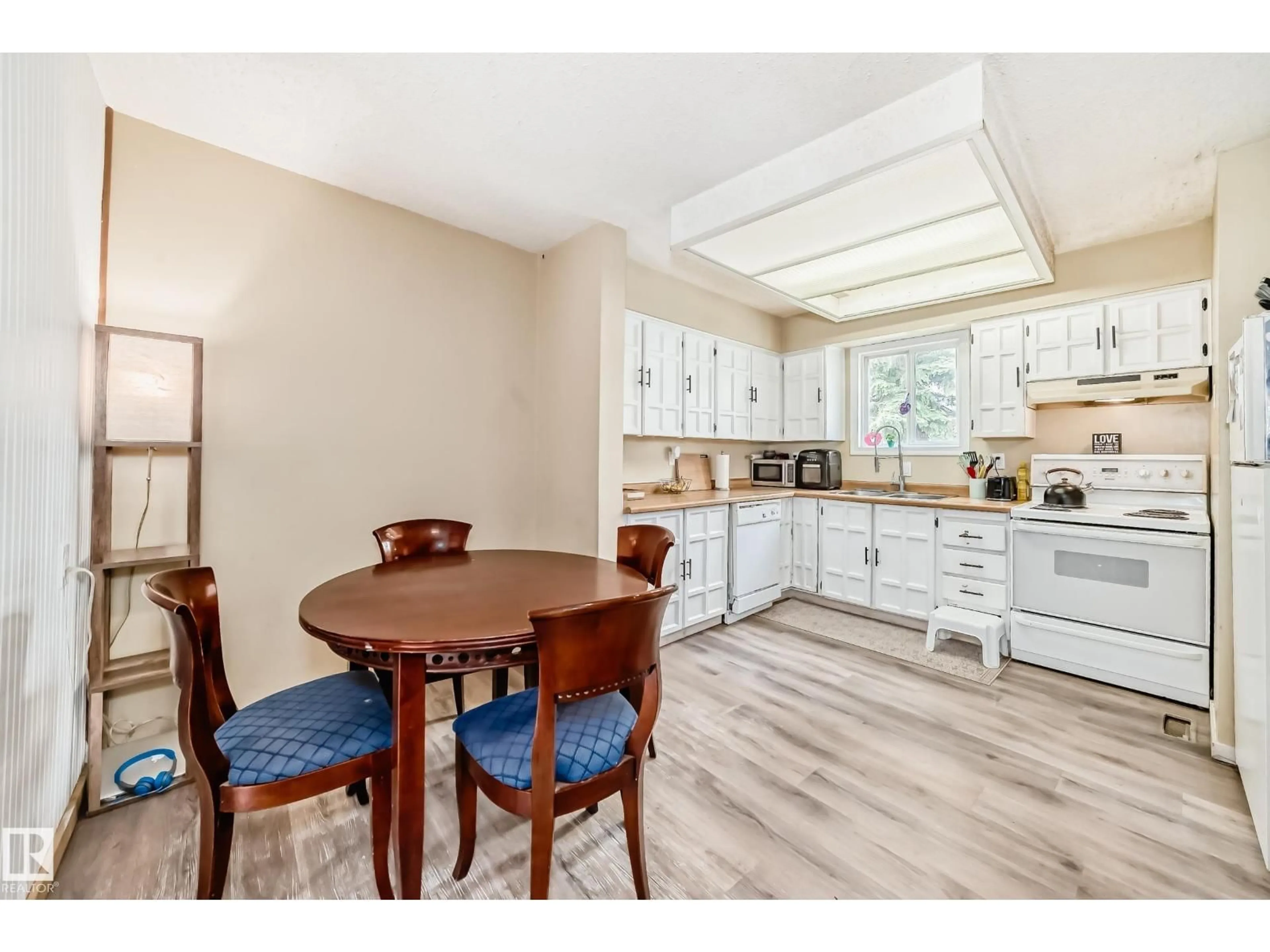 Open concept kitchen, unknown for 9323 MORINVILLE DR, Morinville Alberta T8R1J9