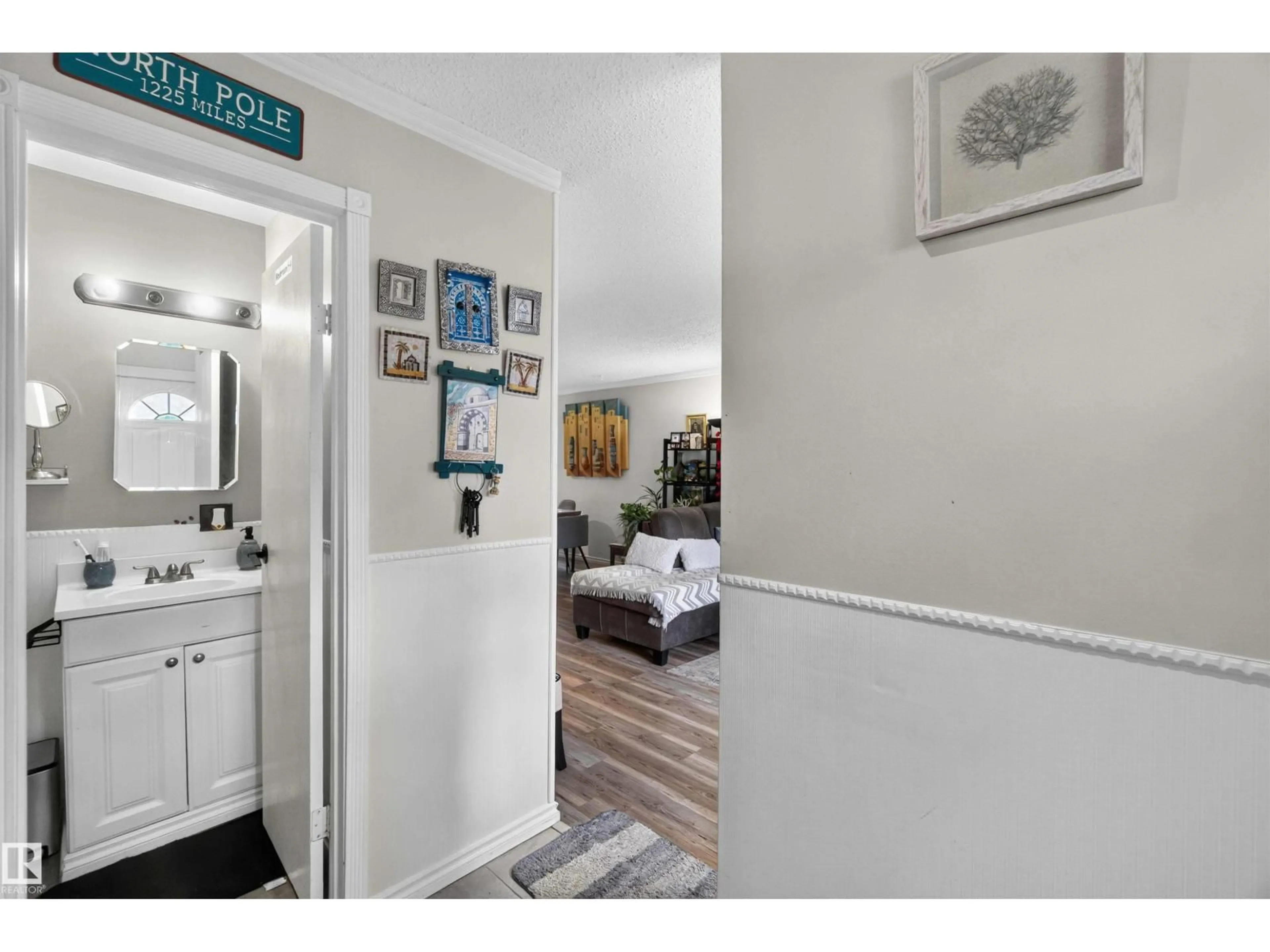 Indoor entryway for 17127 109 ST, Edmonton Alberta T5X3E2