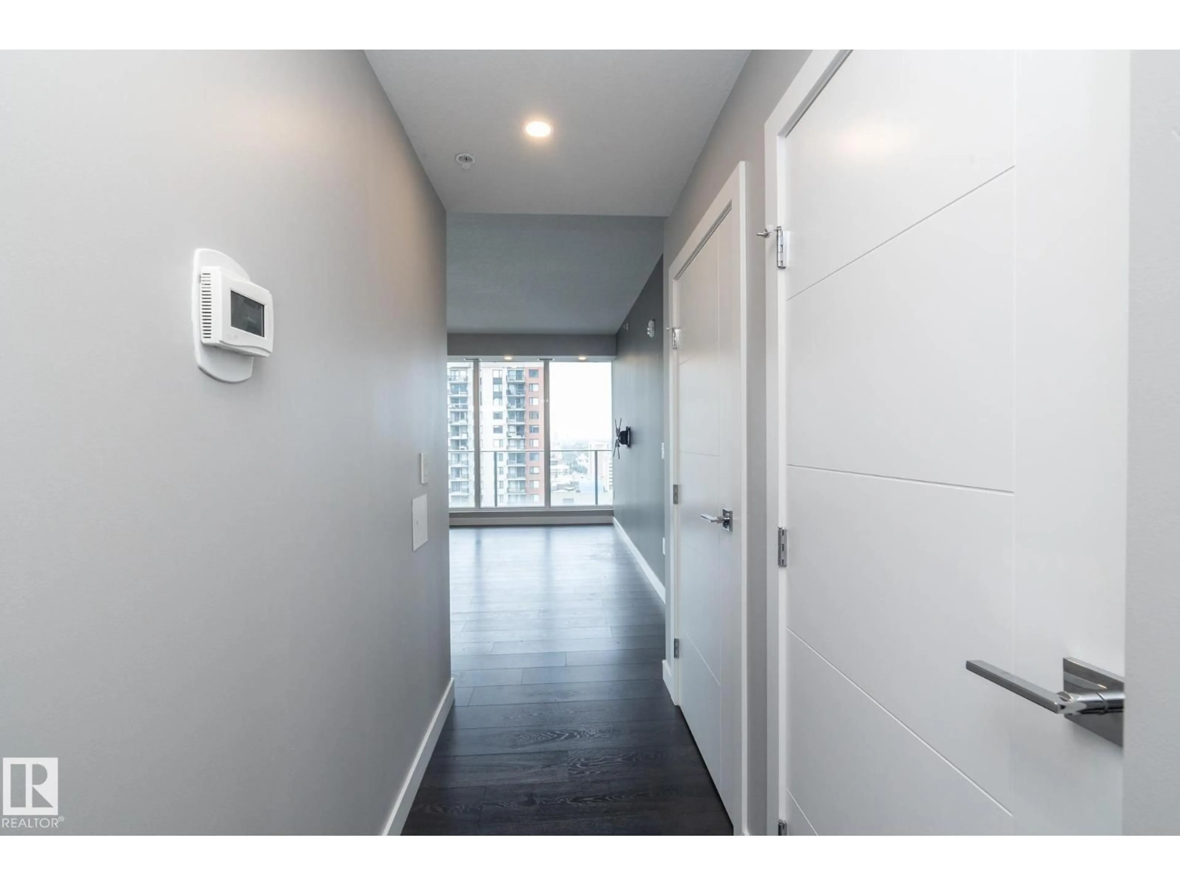 Indoor foyer for 10180 - 1801 103 ST, Edmonton Alberta T5J0L1