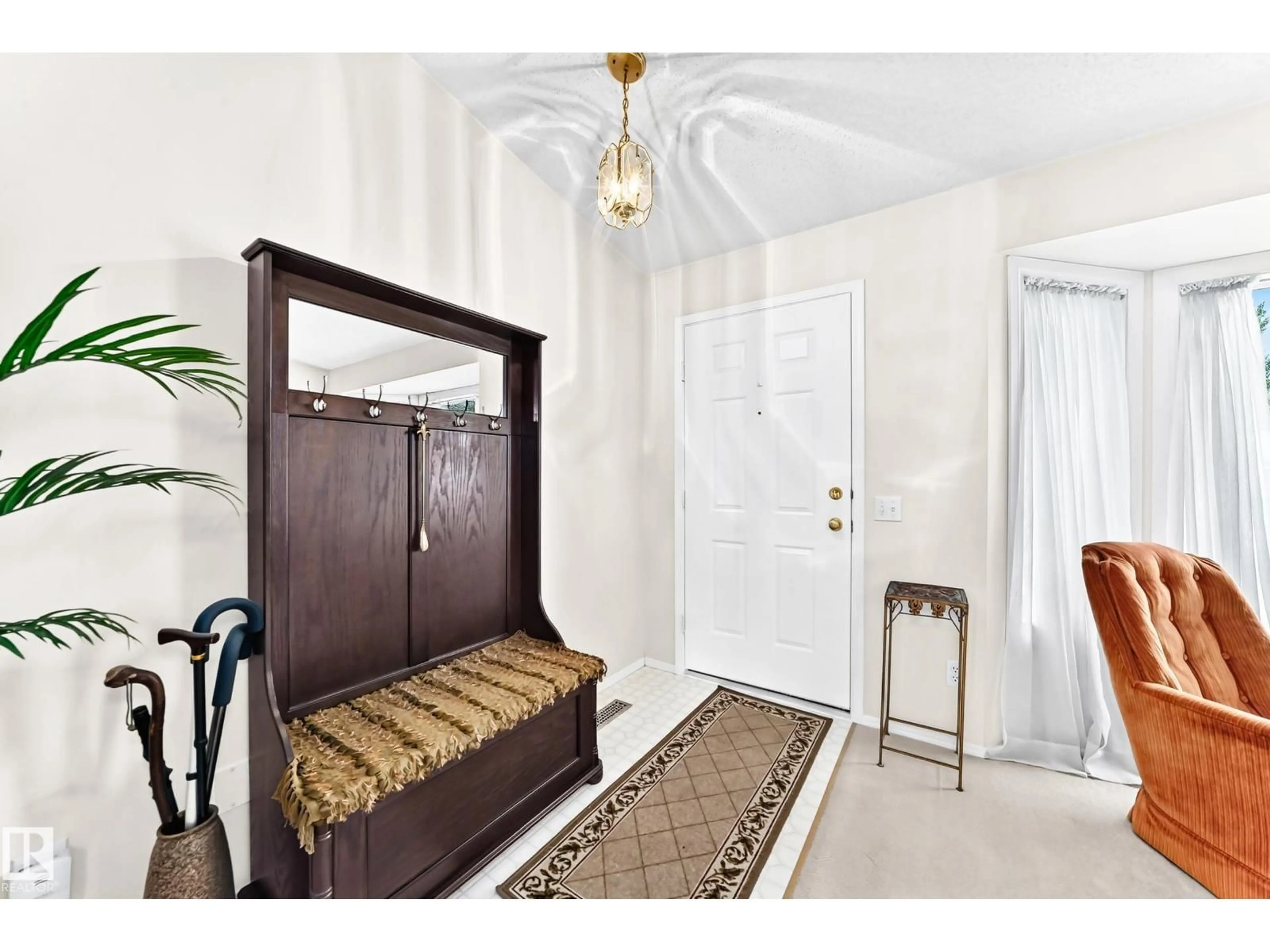 Indoor entryway for 350 PEARSON CR, Edmonton Alberta T5T5Y7