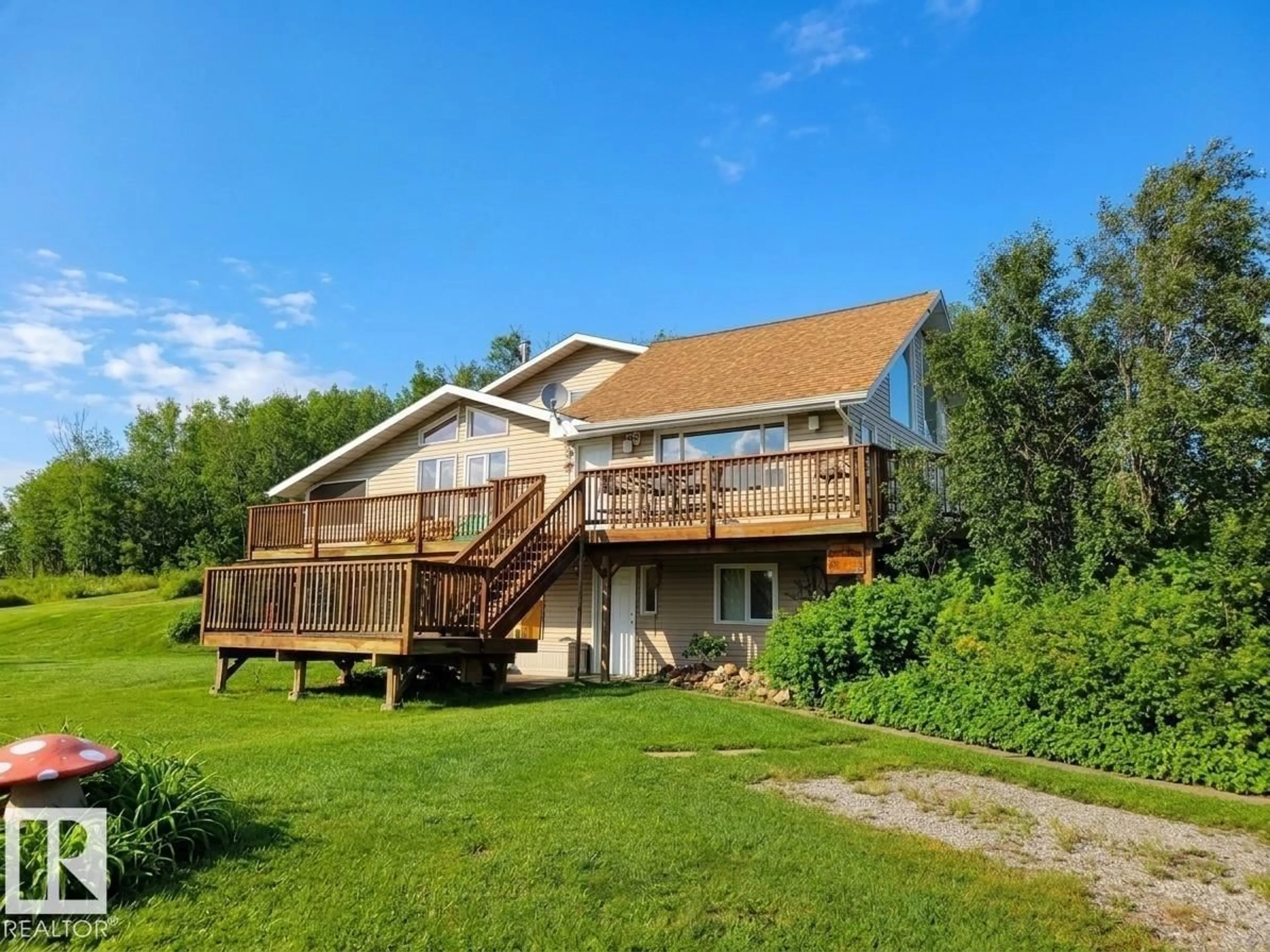 Home with vinyl exterior material, water/lake/river/ocean view for 56019 RGE ROAD 13, Rural Lac Ste. Anne County Alberta T0E1V0