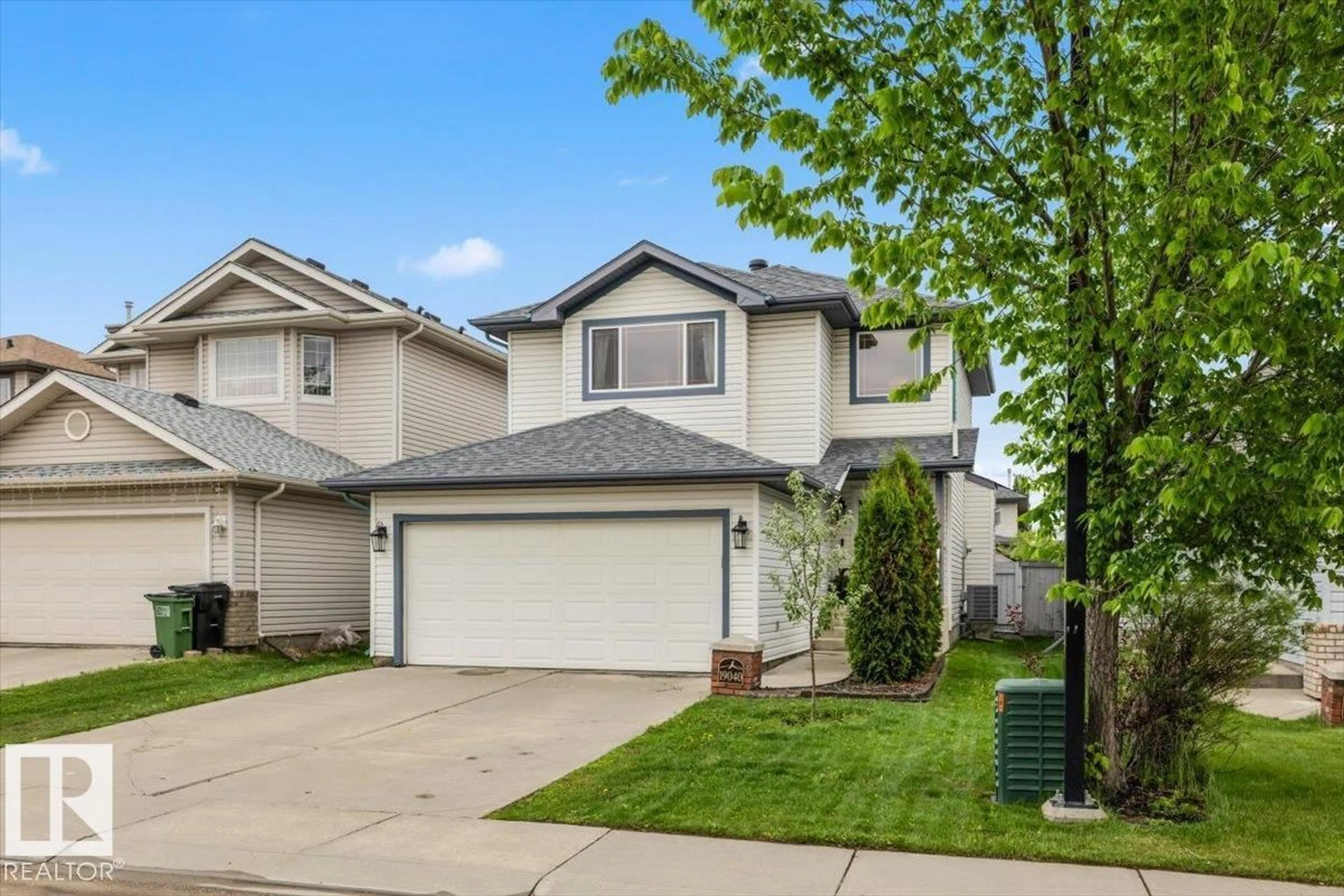 Home with vinyl exterior material, street for 19040 47 AV, Edmonton Alberta T6M2V6