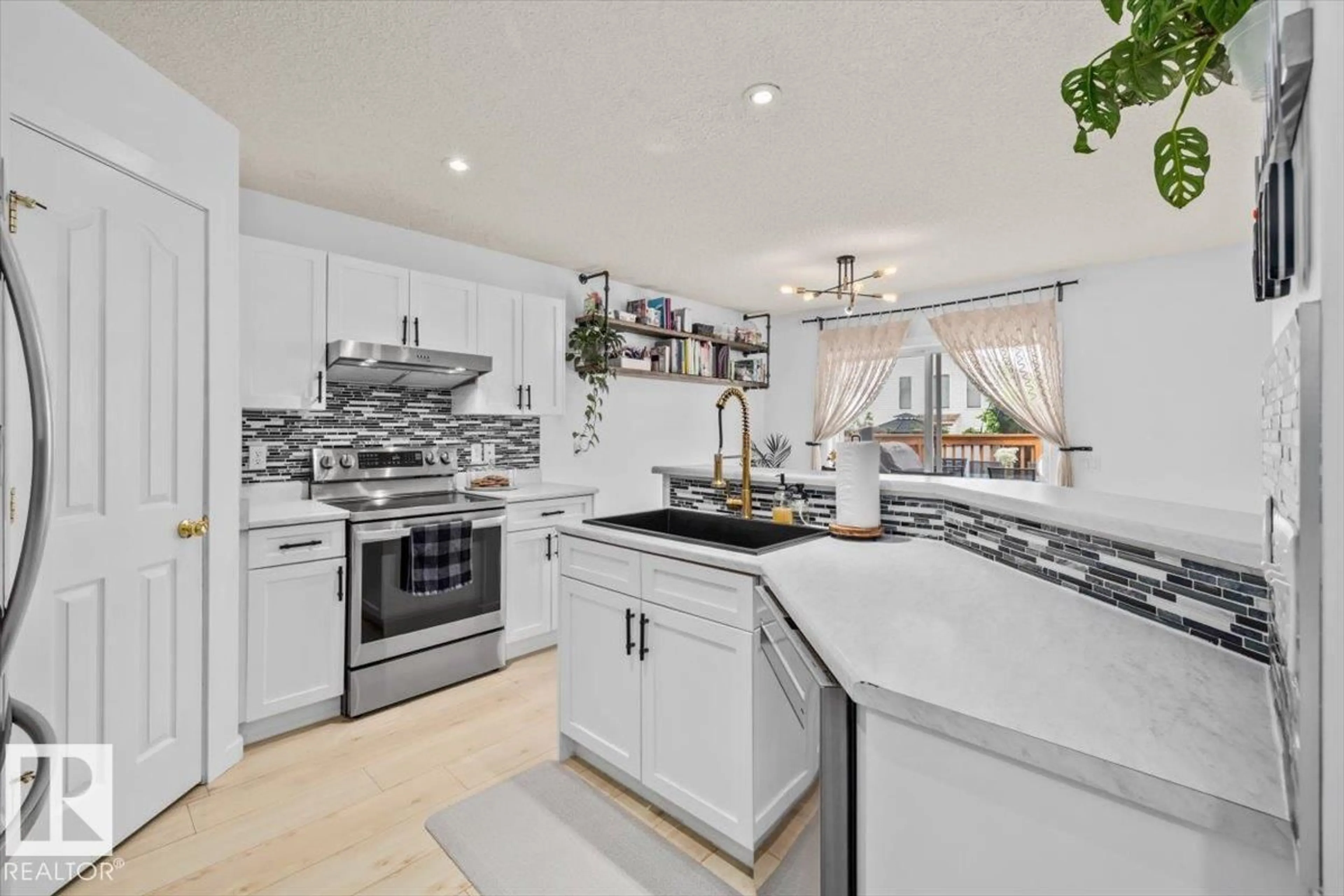 Open concept kitchen, ceramic/tile floor for 19040 47 AV, Edmonton Alberta T6M2V6